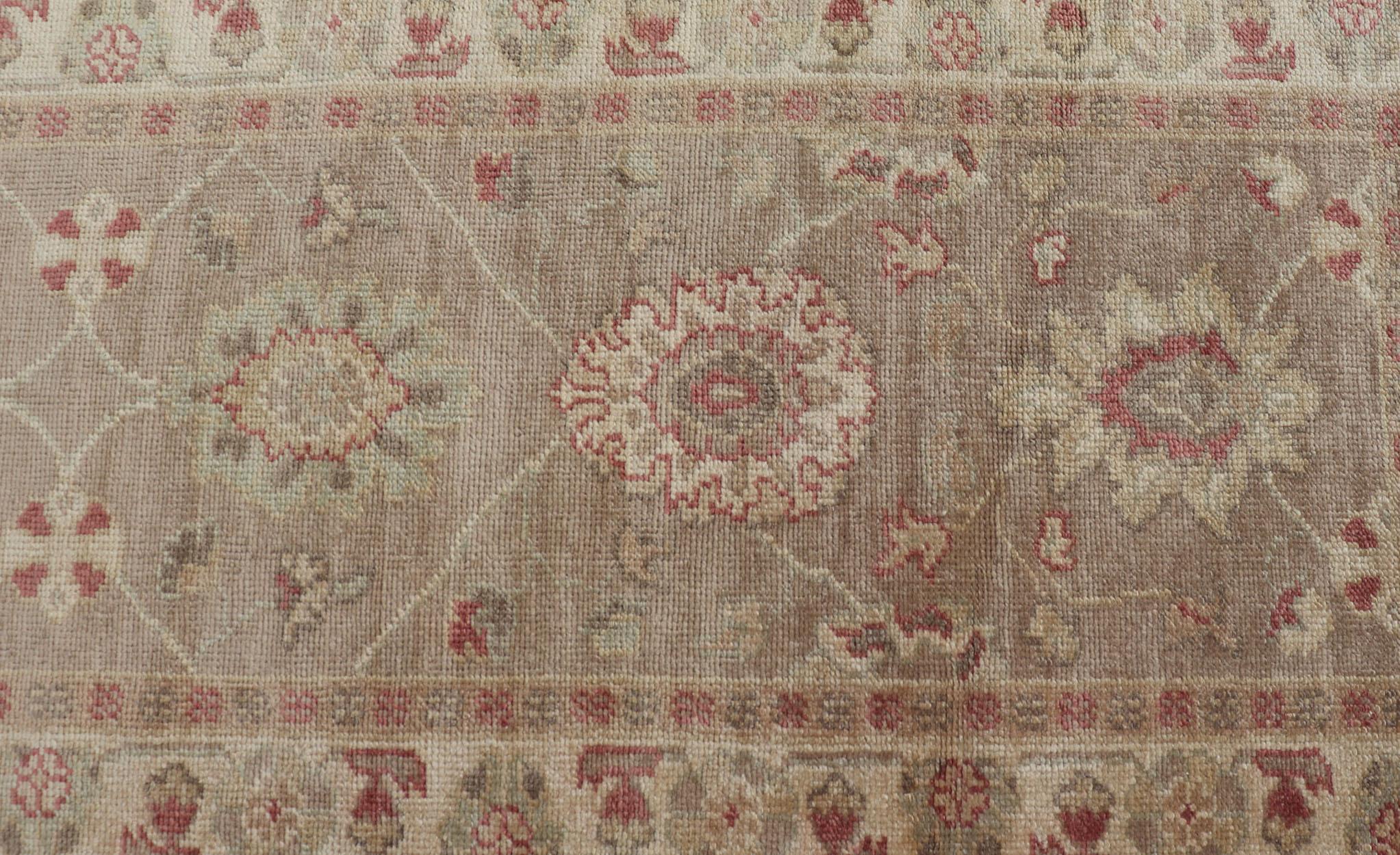 Runner lungo in Oushak turco con design all-over in marrone chiaro, tan e rosso in vendita 3