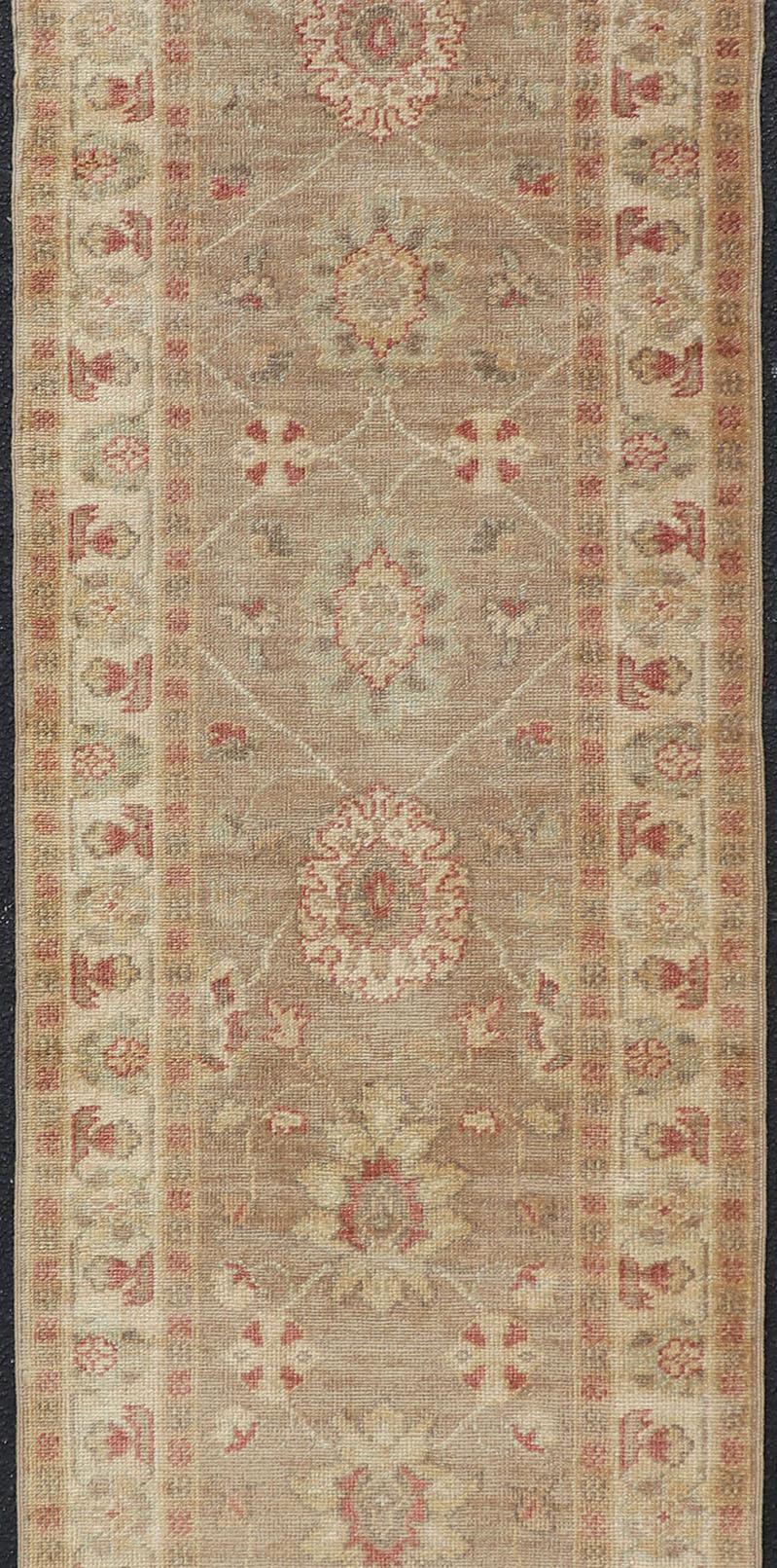 Turco Runner lungo in Oushak turco con design all-over in marrone chiaro, tan e rosso in vendita