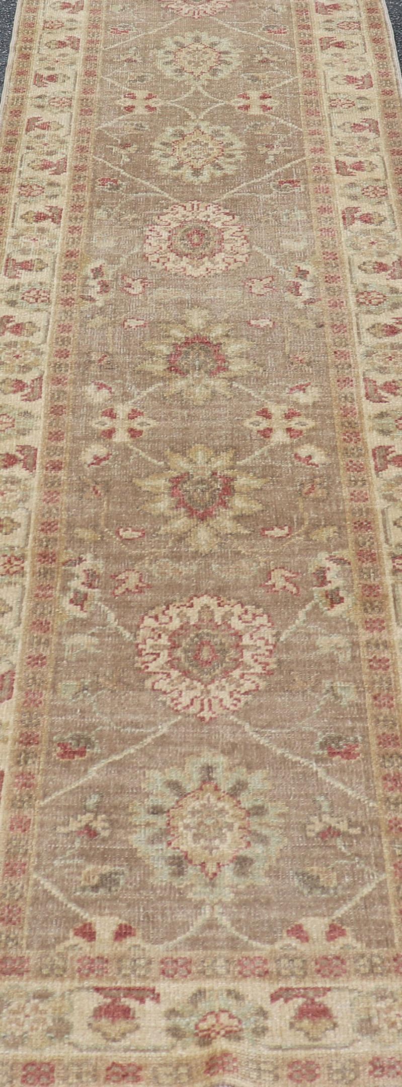 Runner lungo in Oushak turco con design all-over in marrone chiaro, tan e rosso In condizioni buone in vendita a Atlanta, GA