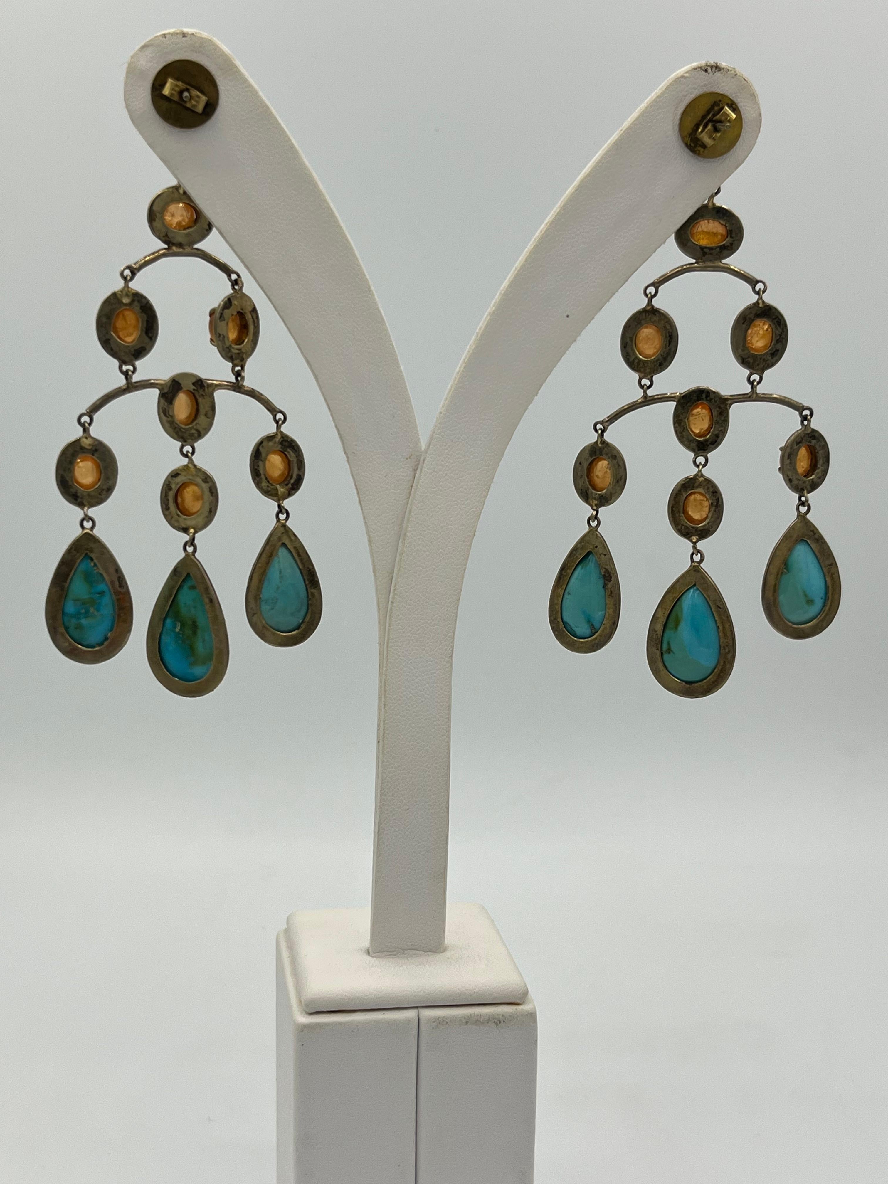 Silver gold plated
Turquoise
Amber
10 cm long
38,4 gram
This earrings are fully mobile, the stones are in cabuchon cut, the turquoise in trop form