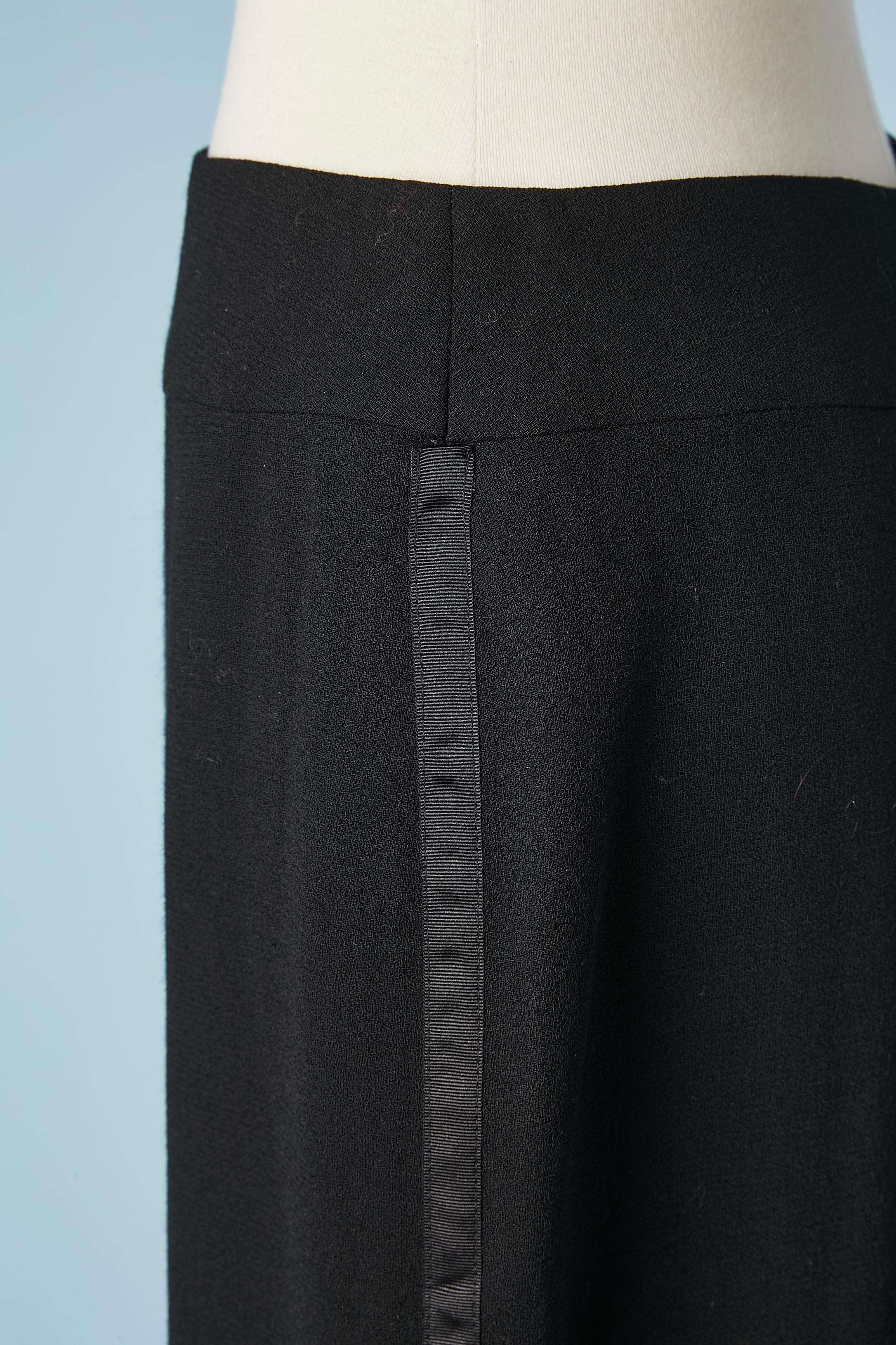 Long tuxedo black wool  pencil skirt with silk branded lining. Split middle back in the bottom ( lenght= 14 cm) Black gros-grain on both side.
Zip and hook&eye in the middle back 
SIZE 40