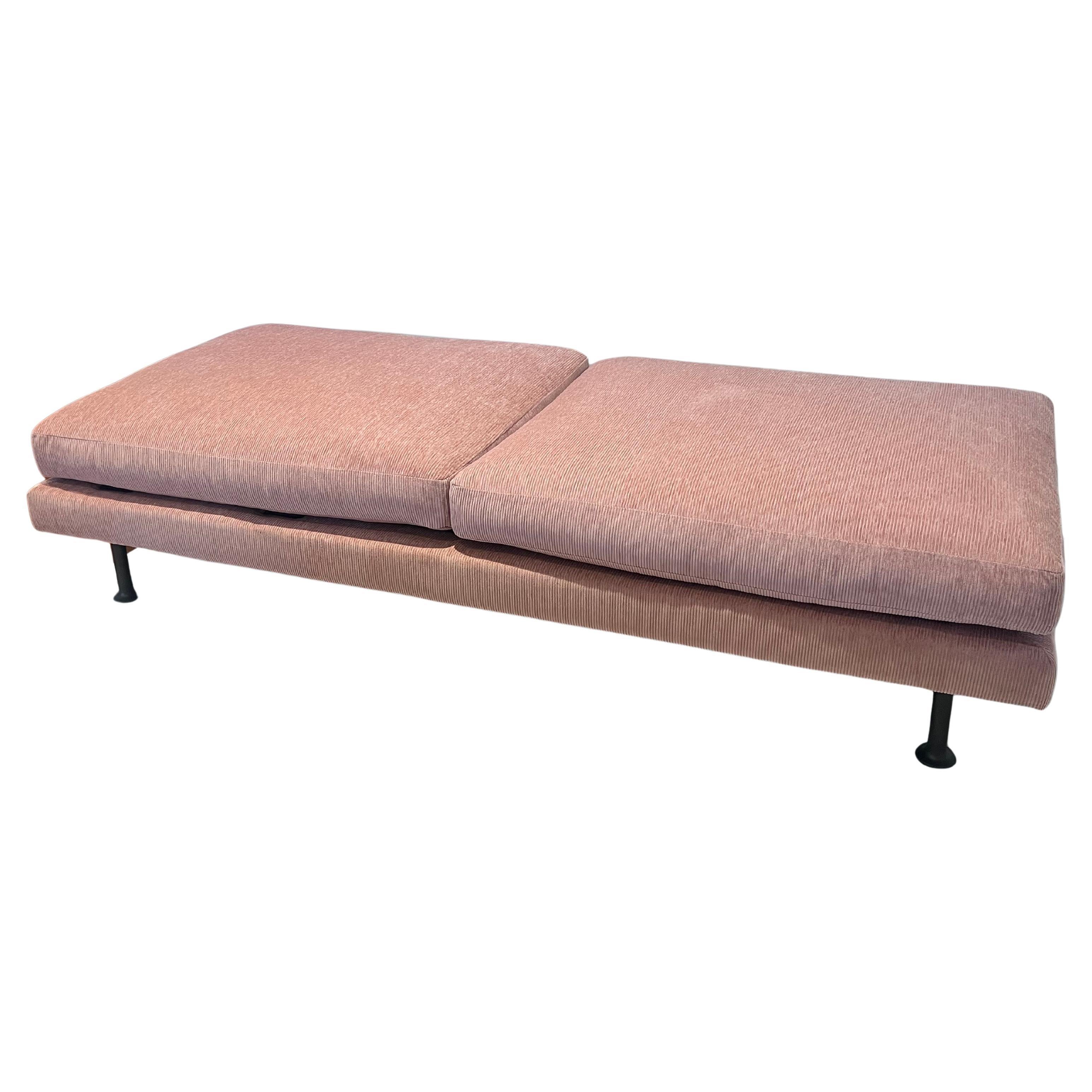 Schöne lange Bank kann als Bett Couchtisch vor einem Bett verwendet werden, schön gepolstert hellrosa Chenille weich schön wurde von EQ3 Kanada entworfen, für ein Projekt und es wurde nicht verwendet, schwarz emailliert Beine solide und robust,