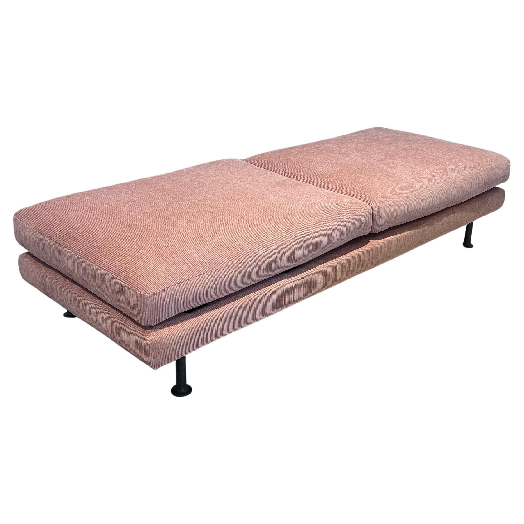 Lange gepolsterte Bank Daybed Couchtisch Custom Made in Light Pink Chenille (Postmoderne) im Angebot