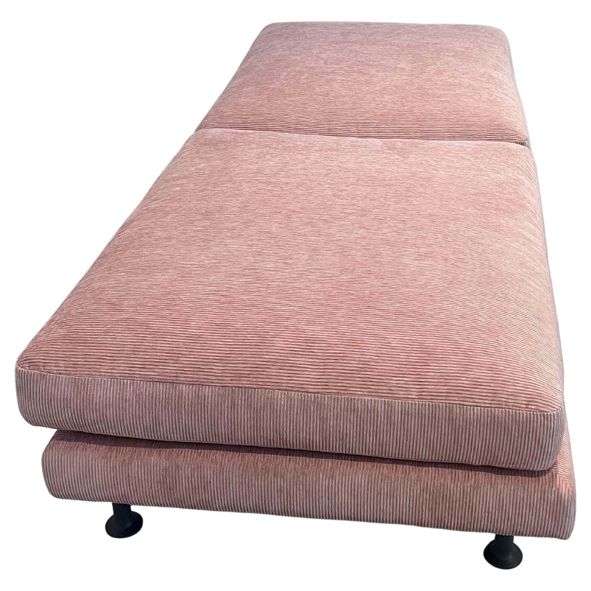 Lange gepolsterte Bank Daybed Couchtisch Custom Made in Light Pink Chenille (Kanadisch) im Angebot