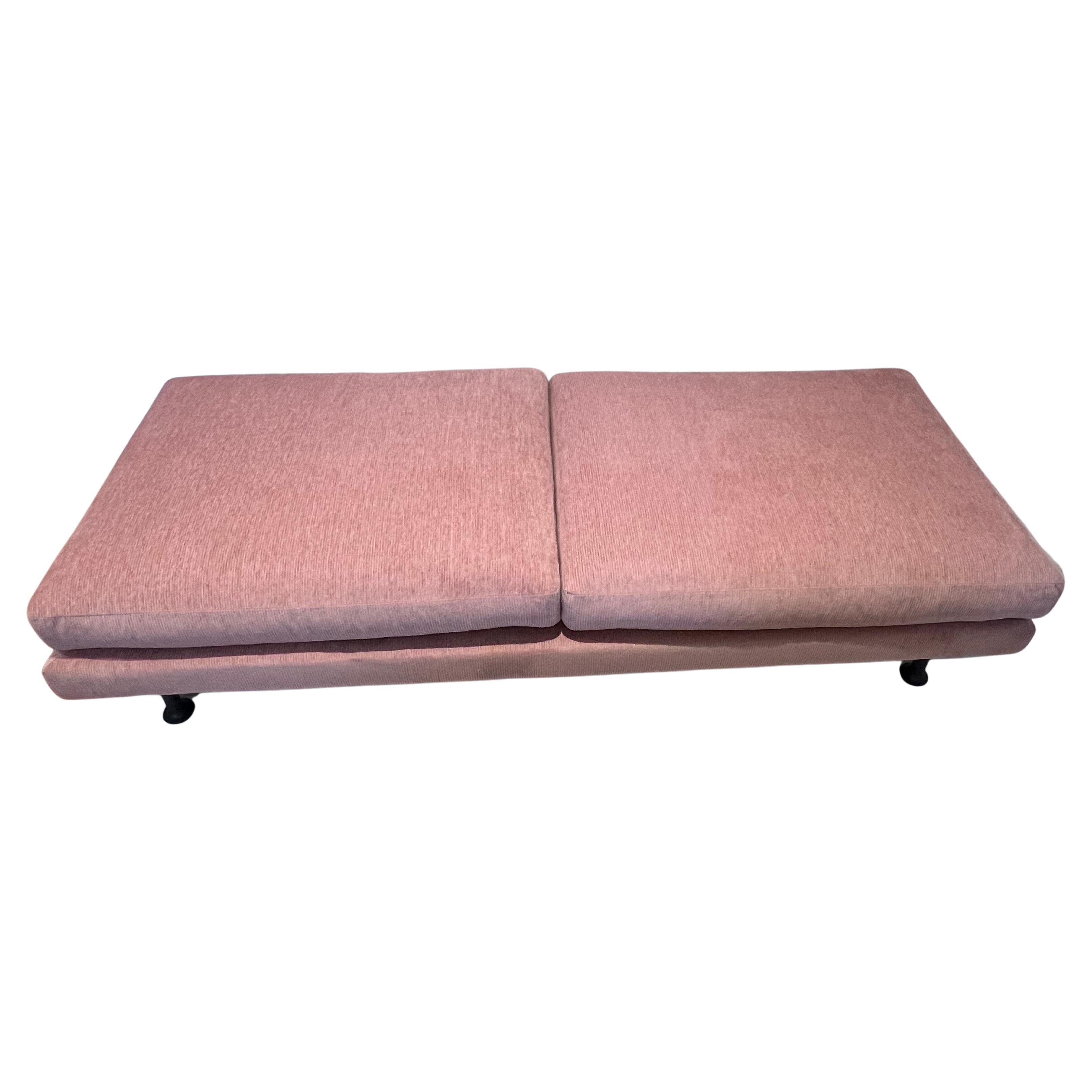 Lange gepolsterte Bank Daybed Couchtisch Custom Made in Light Pink Chenille im Zustand „Hervorragend“ im Angebot in San Diego, CA