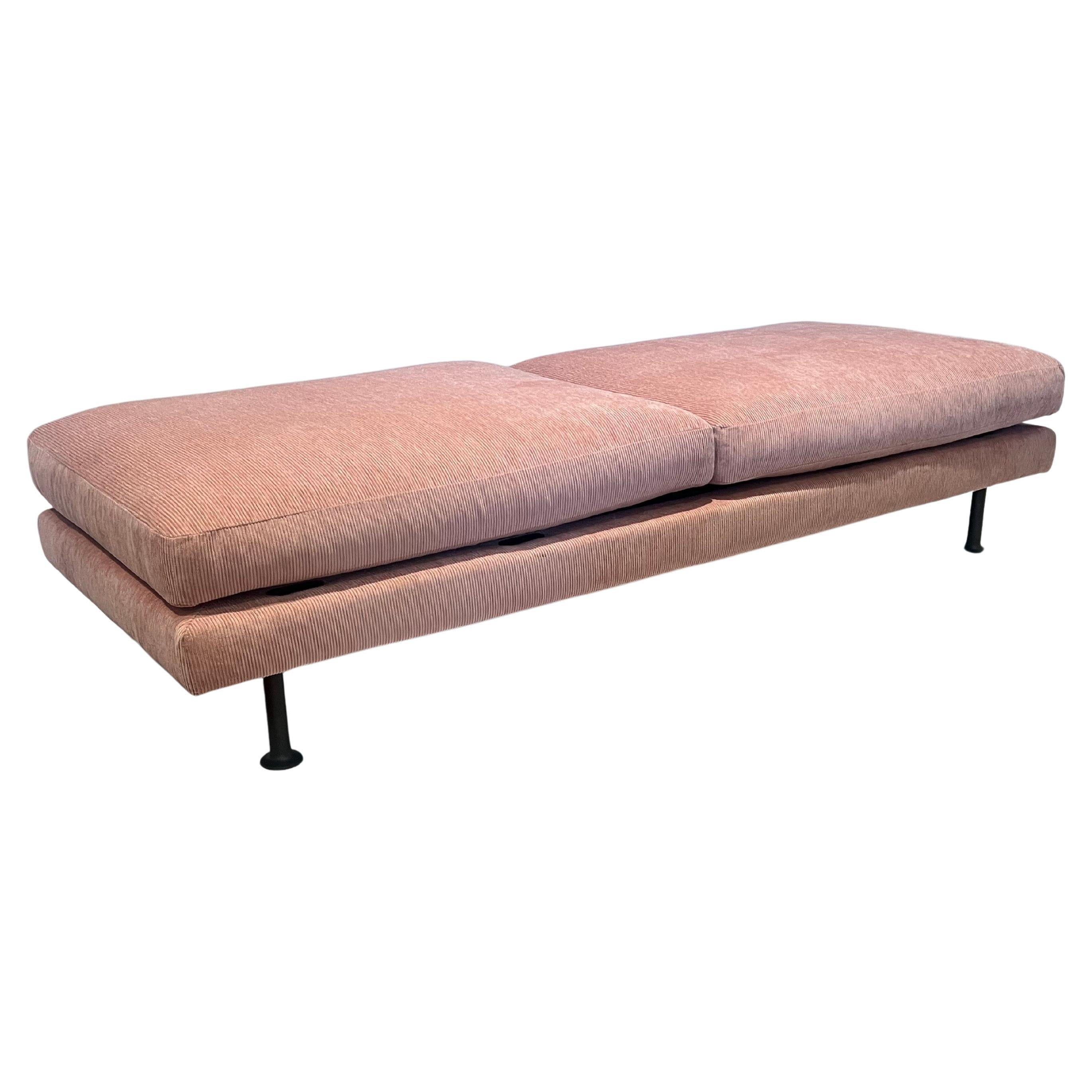 Lange gepolsterte Bank Daybed Couchtisch Custom Made in Light Pink Chenille im Angebot