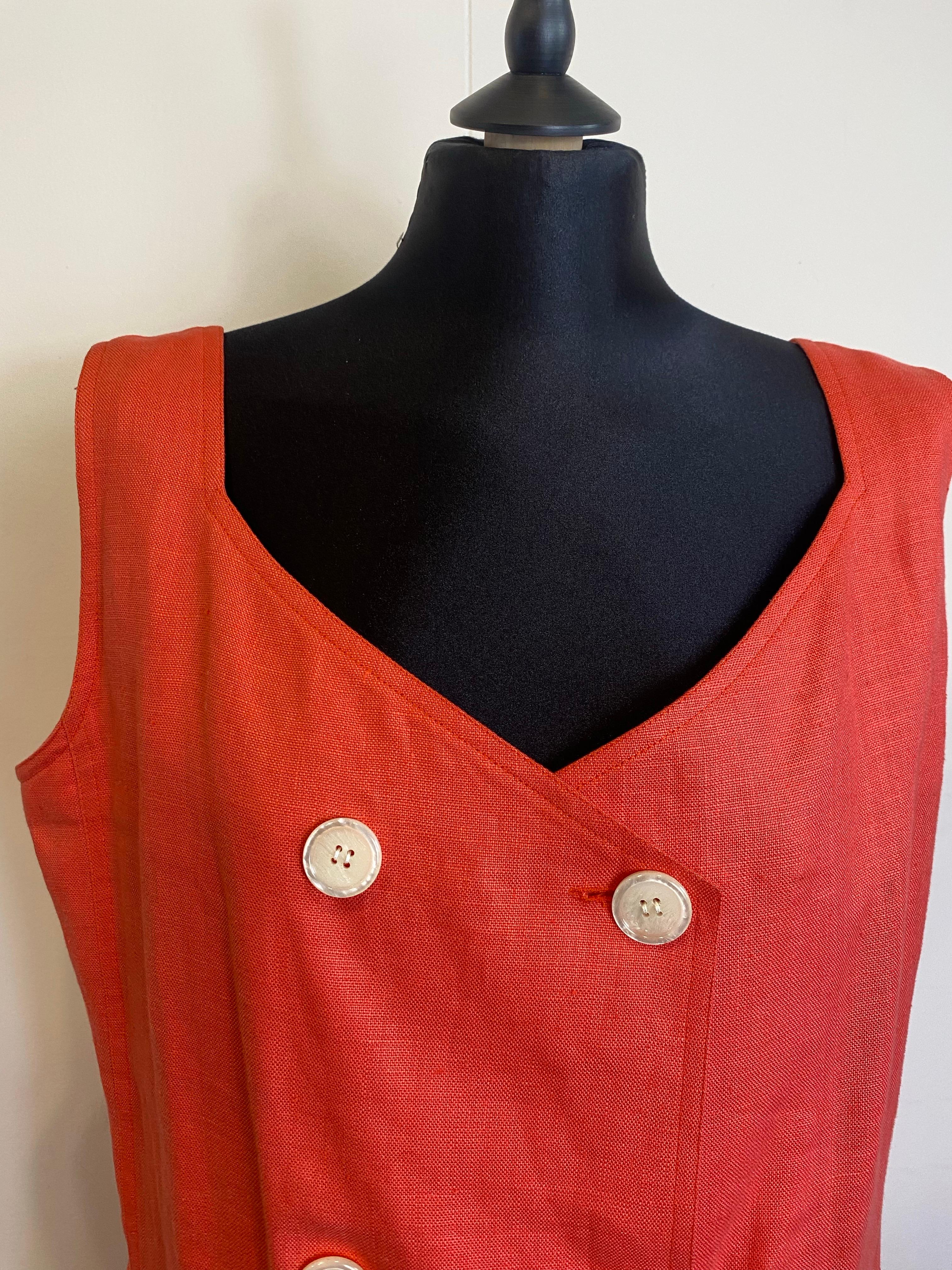Long vest and Valentino skirt.
Size 46 IT.
There is no composition label, it seems to be made of a linen mix.
Height Vest: 88 cm.
Skirt waist: 40 cm.
Skirt height: 58 cm.
Excellent condition, shows signs of use as shown in the photo.