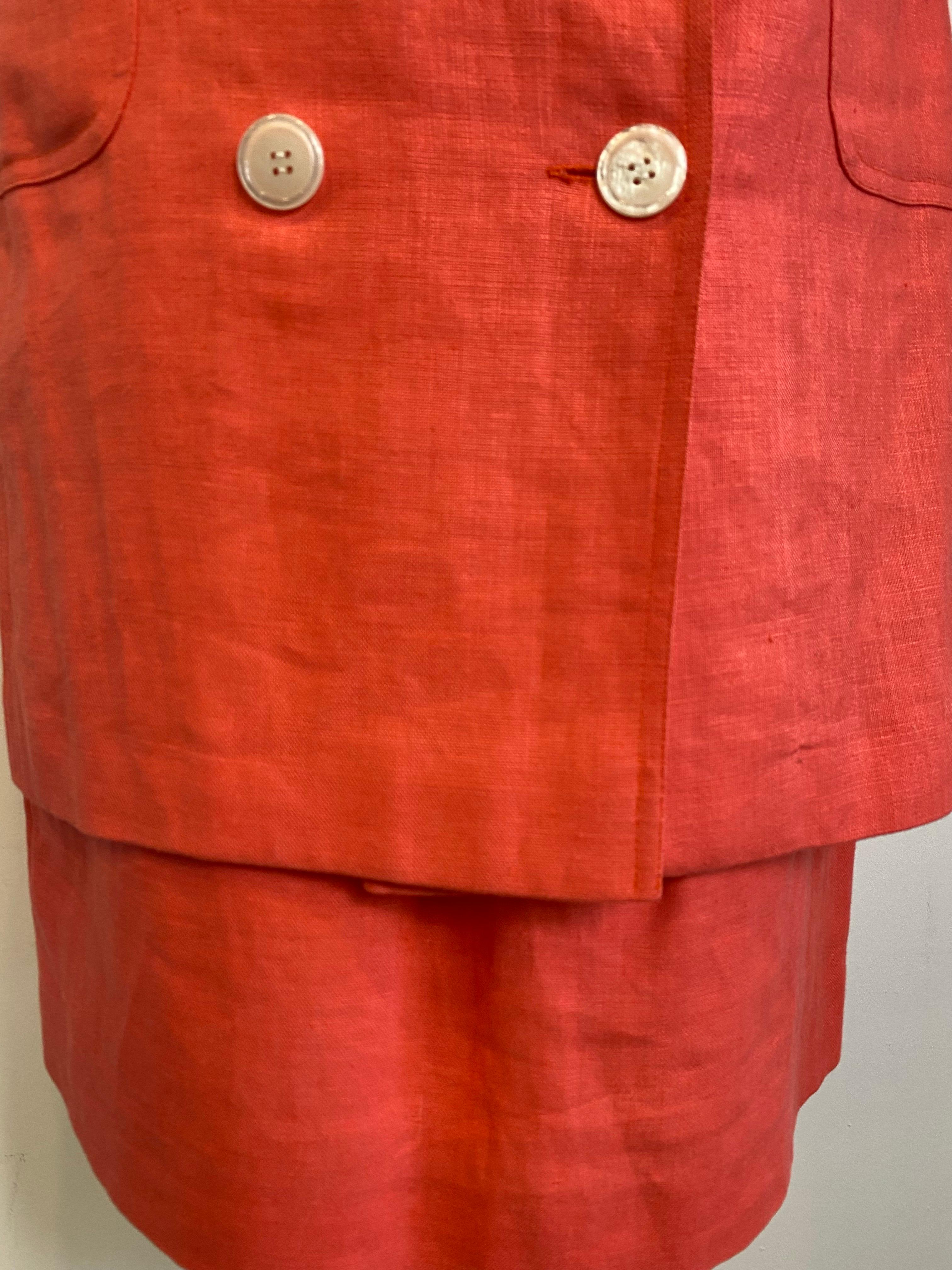 Long vest and Valentino skirt. Rojo en venta
