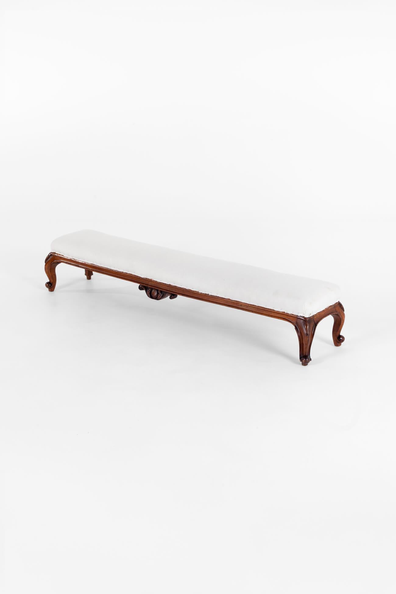 Un encantador escabel largo victoriano de nogal.

Sobre patas cabriolé con un diseño central de roleos en el centro de cada lado.

El asiento del taburete se ha restaurado con una nueva tapa de percal lista para tapizar.

Inglés, hacia 1880.

H: 26