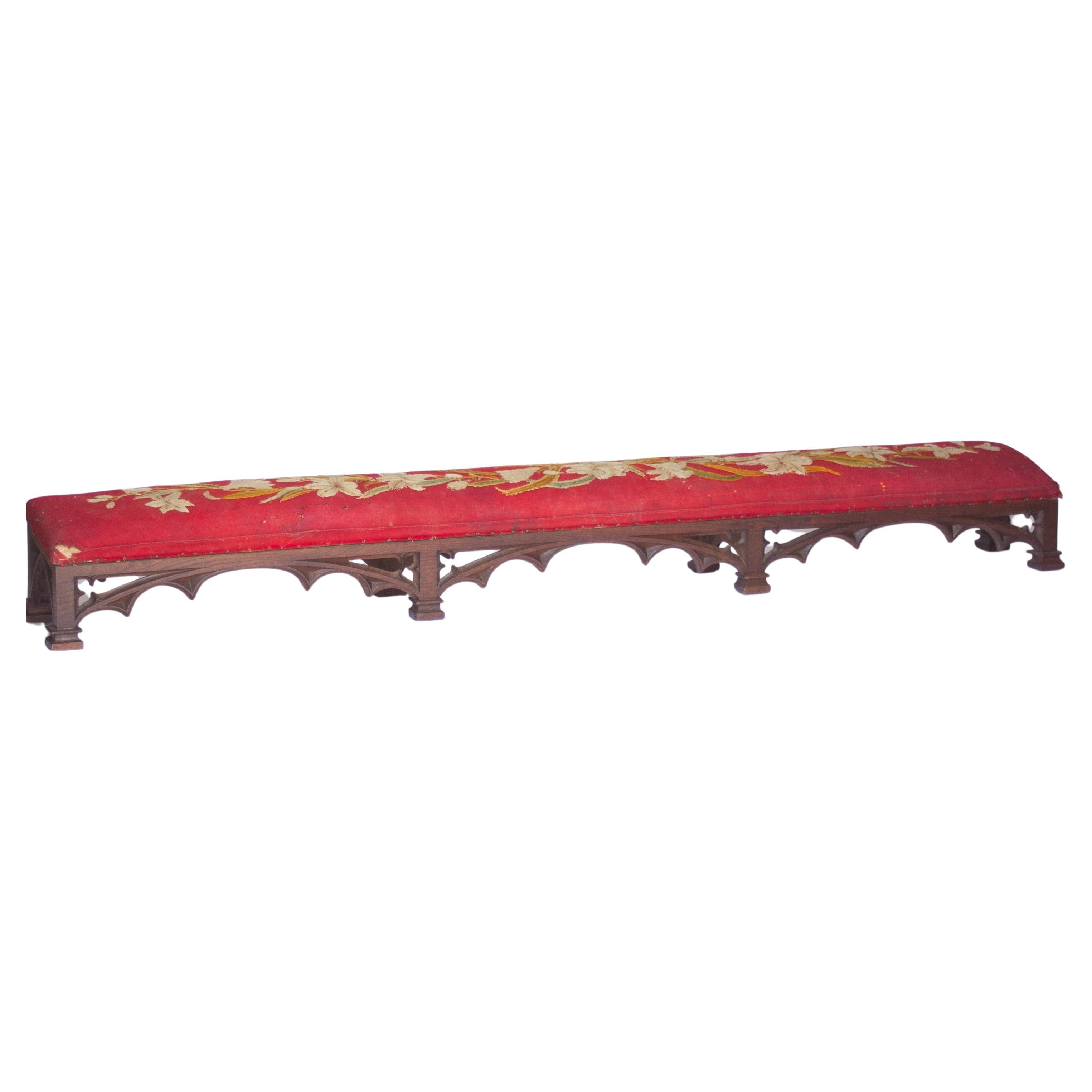 Long tabouret victorien avec plateau gothique sculpté