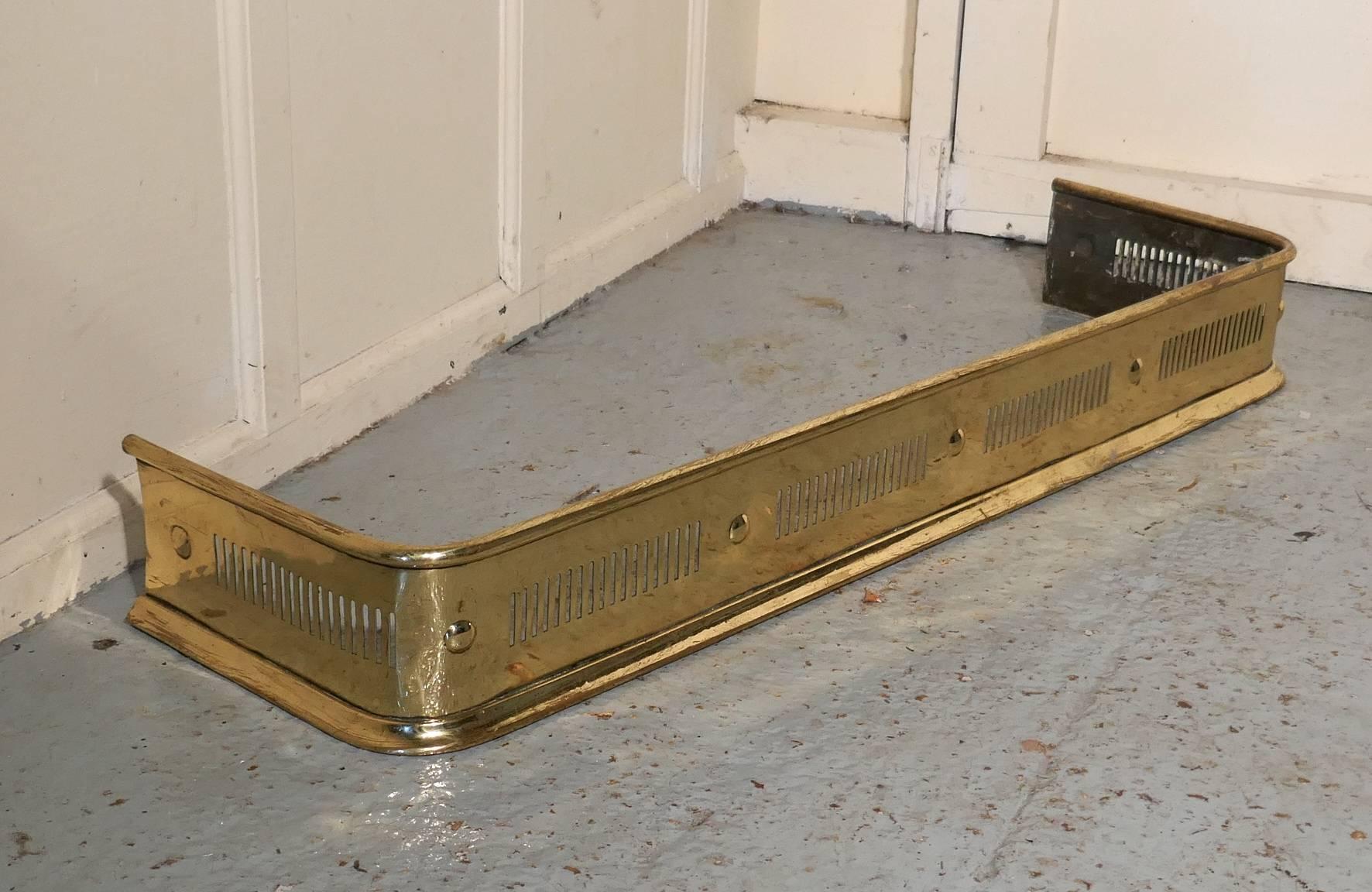 Long Victorian Pierced Brass Fender In Good Condition In Chillerton, Isle of Wight