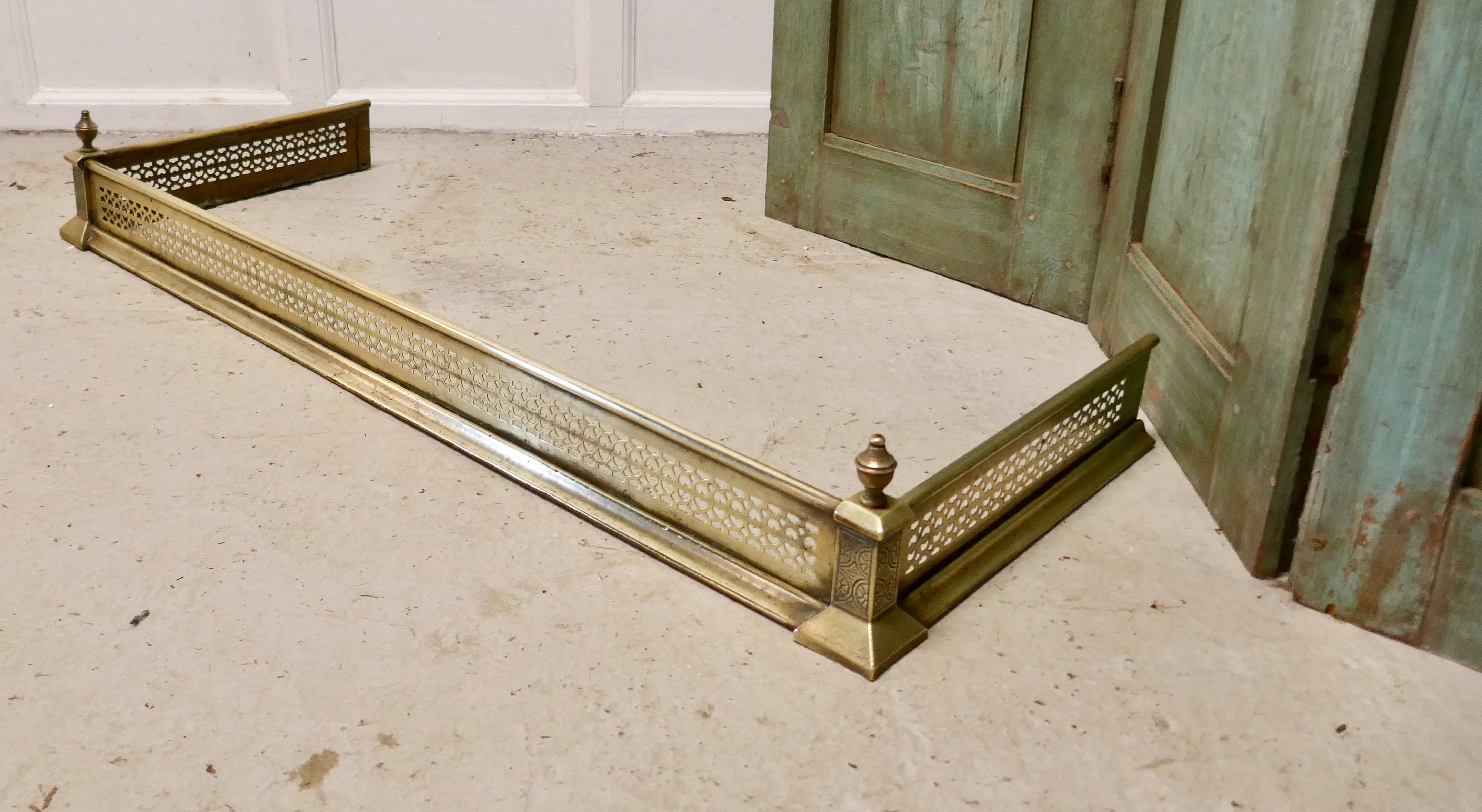 Long Victorian Pierced Brass Fender In Good Condition For Sale In Chillerton, Isle of Wight