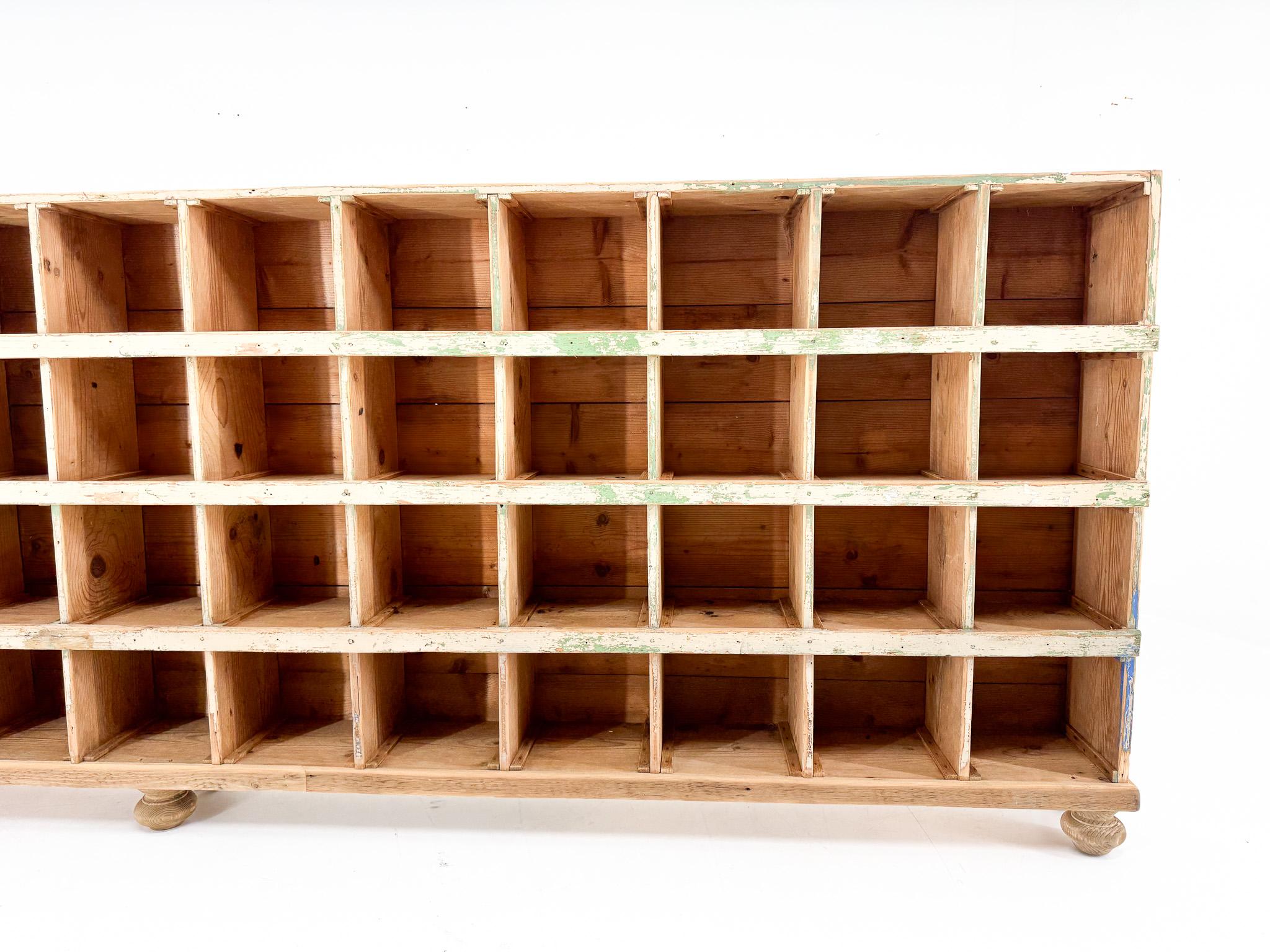 Vieille armoire industrielle entièrement en bois avec 52 compartiments en vente 7