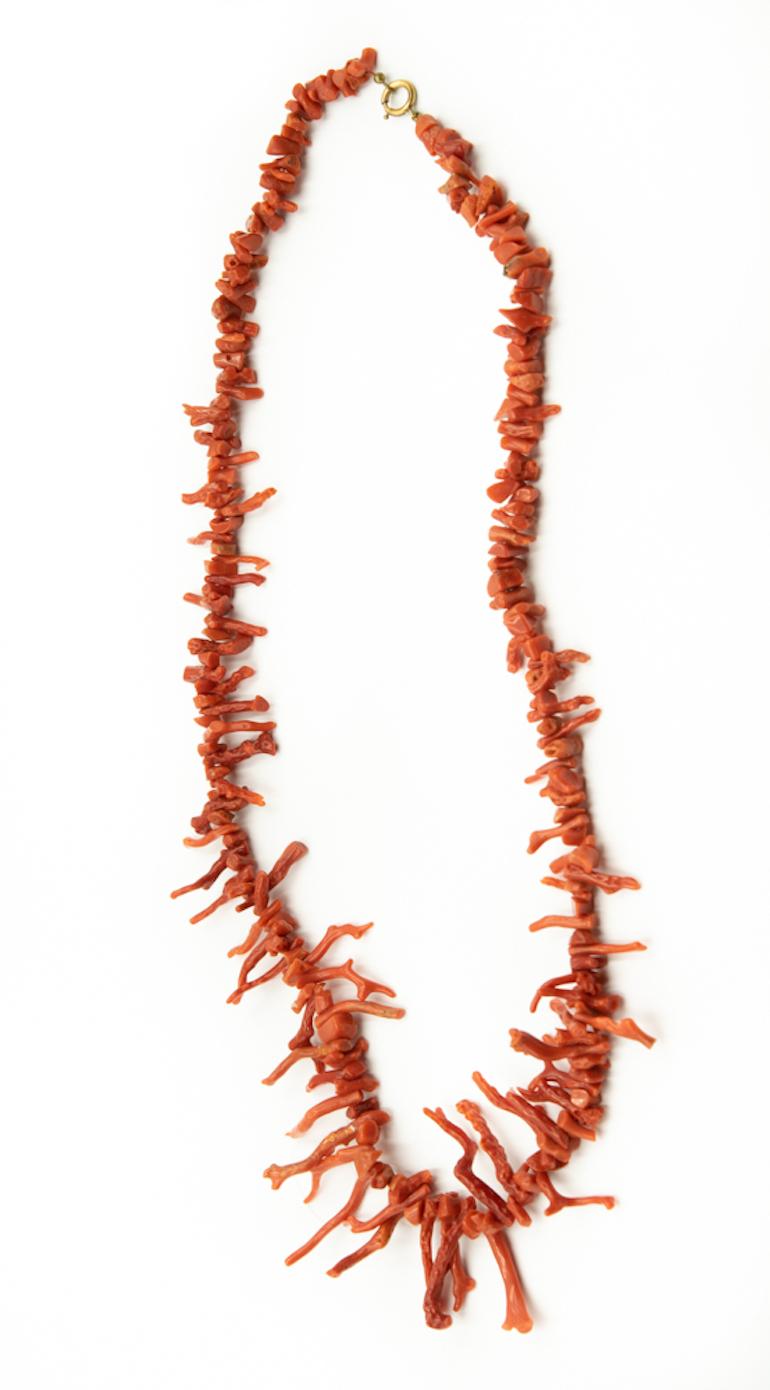 Lange Vintage Branch Koralle Halskette im Zustand „Gut“ im Angebot in Miami Beach, FL