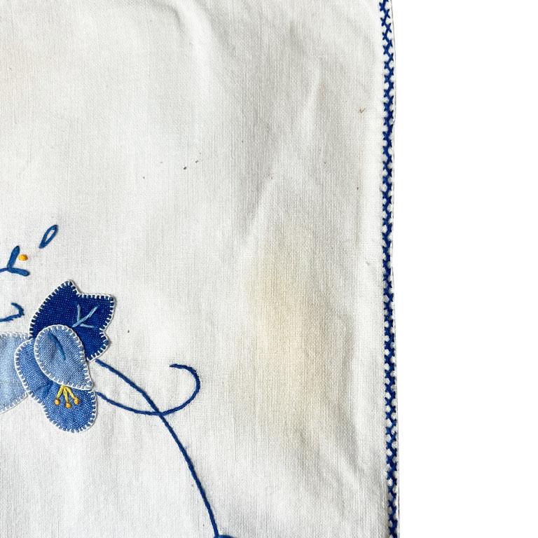 Lange Vintage Chintz bestickt Blau Blumenapplikation Tischdecke Läufer im Angebot 1