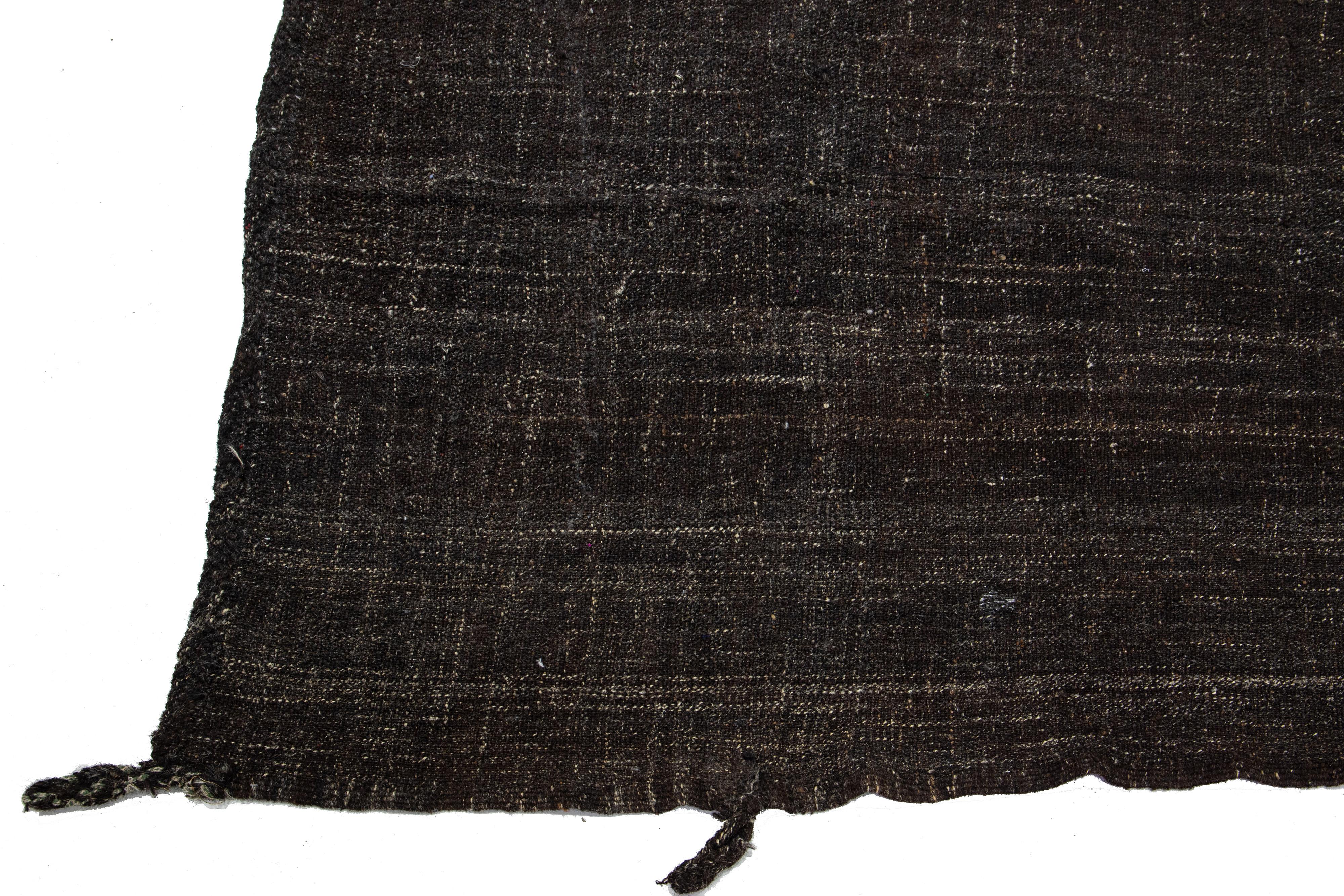  Langer dunkelbrauner massiver Läufer aus Kilim-Wolle im Stil der Jahrhundertmitte (Handgeknüpft) im Angebot
