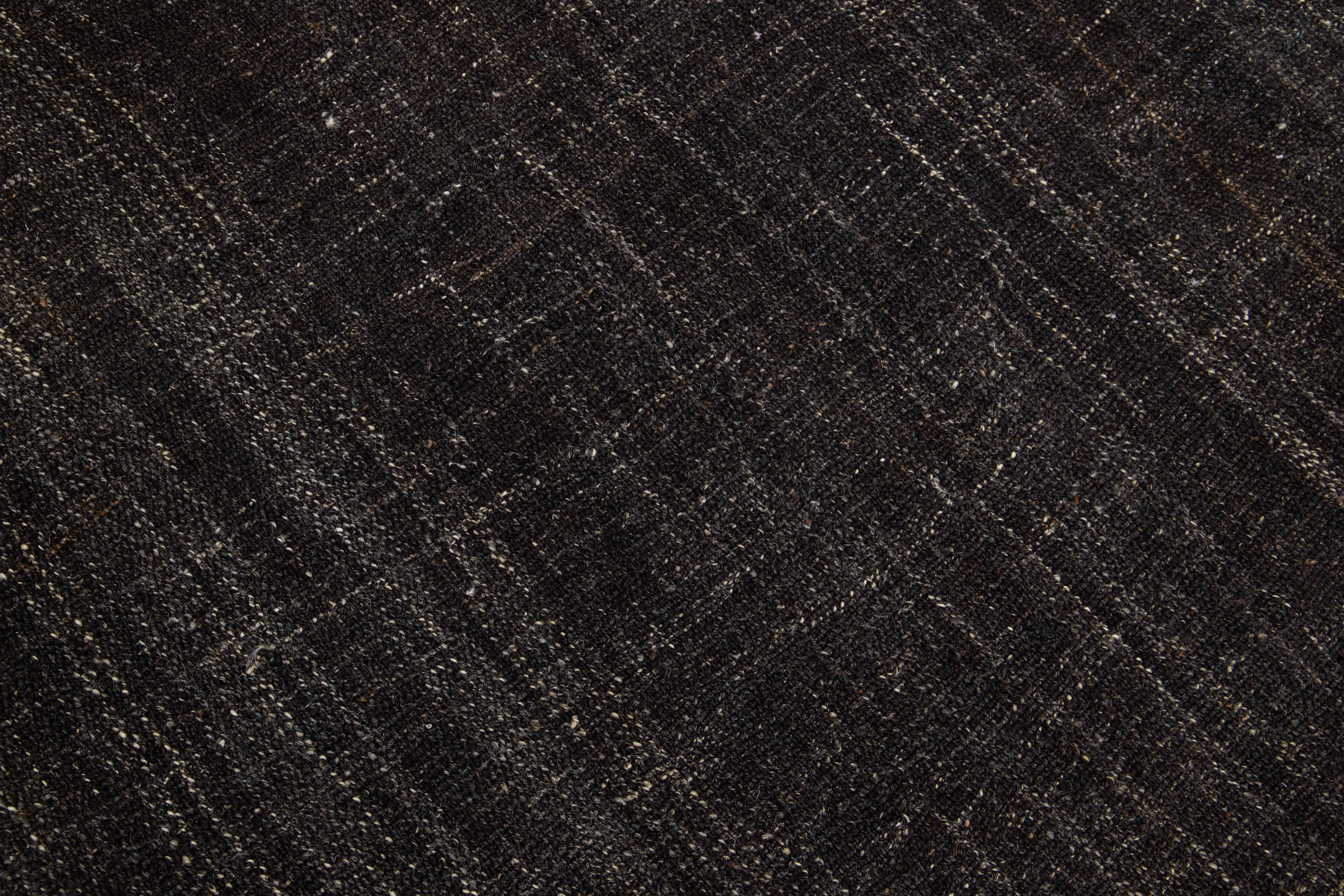  Langer dunkelbrauner massiver Läufer aus Kilim-Wolle im Stil der Jahrhundertmitte im Zustand „Hervorragend“ im Angebot in Norwalk, CT
