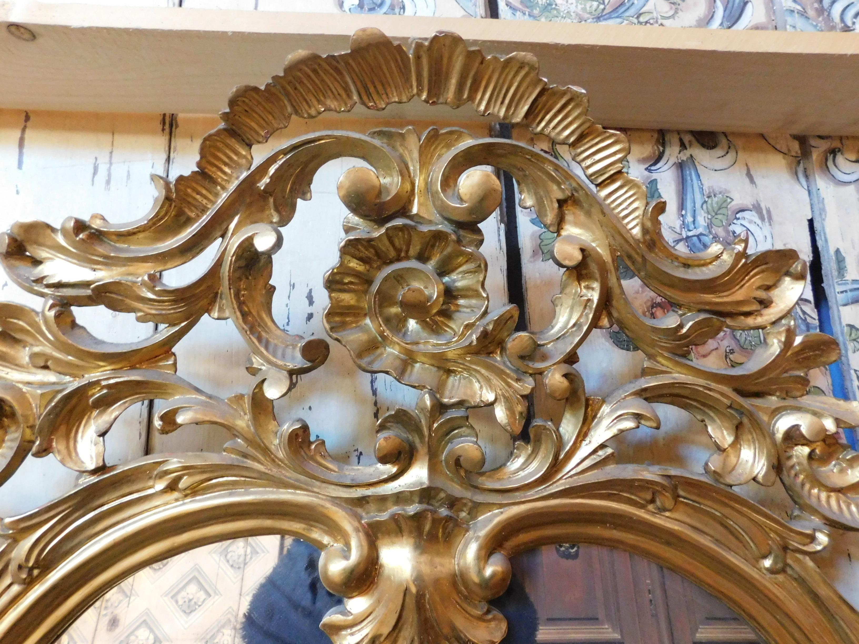 Long miroir vintage doré, avec cadre richement sculpté et 3 miroirs divisés, à l'origine il était monté sur un meuble d'une ancienne pâtisserie piémontaise, convient pour les clubs chics, les bars, les bureaux ou dans un intérieur de luxe, même