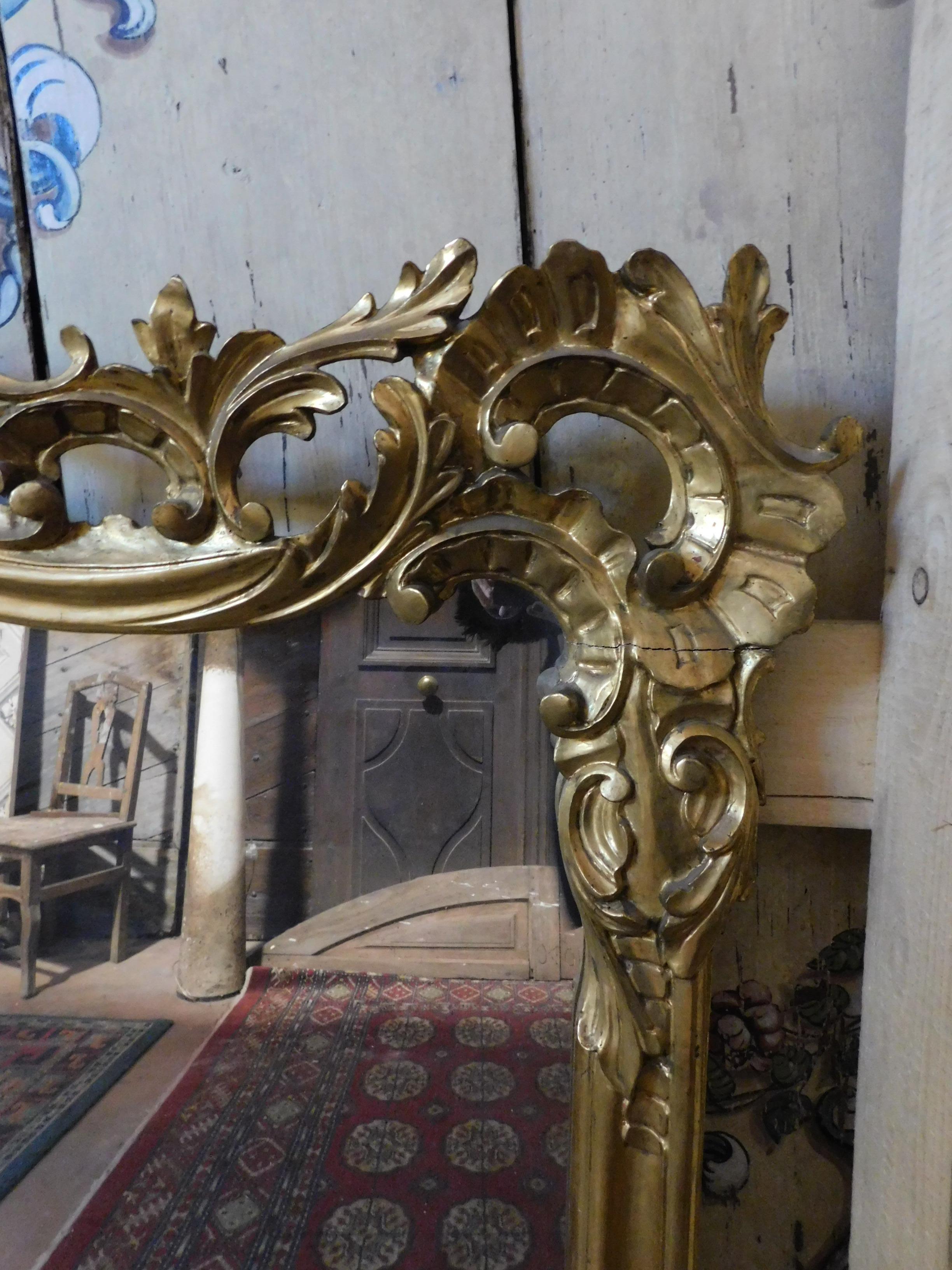 Sculpté à la main Un long miroir doré vintage, Italie, XXe siècle en vente
