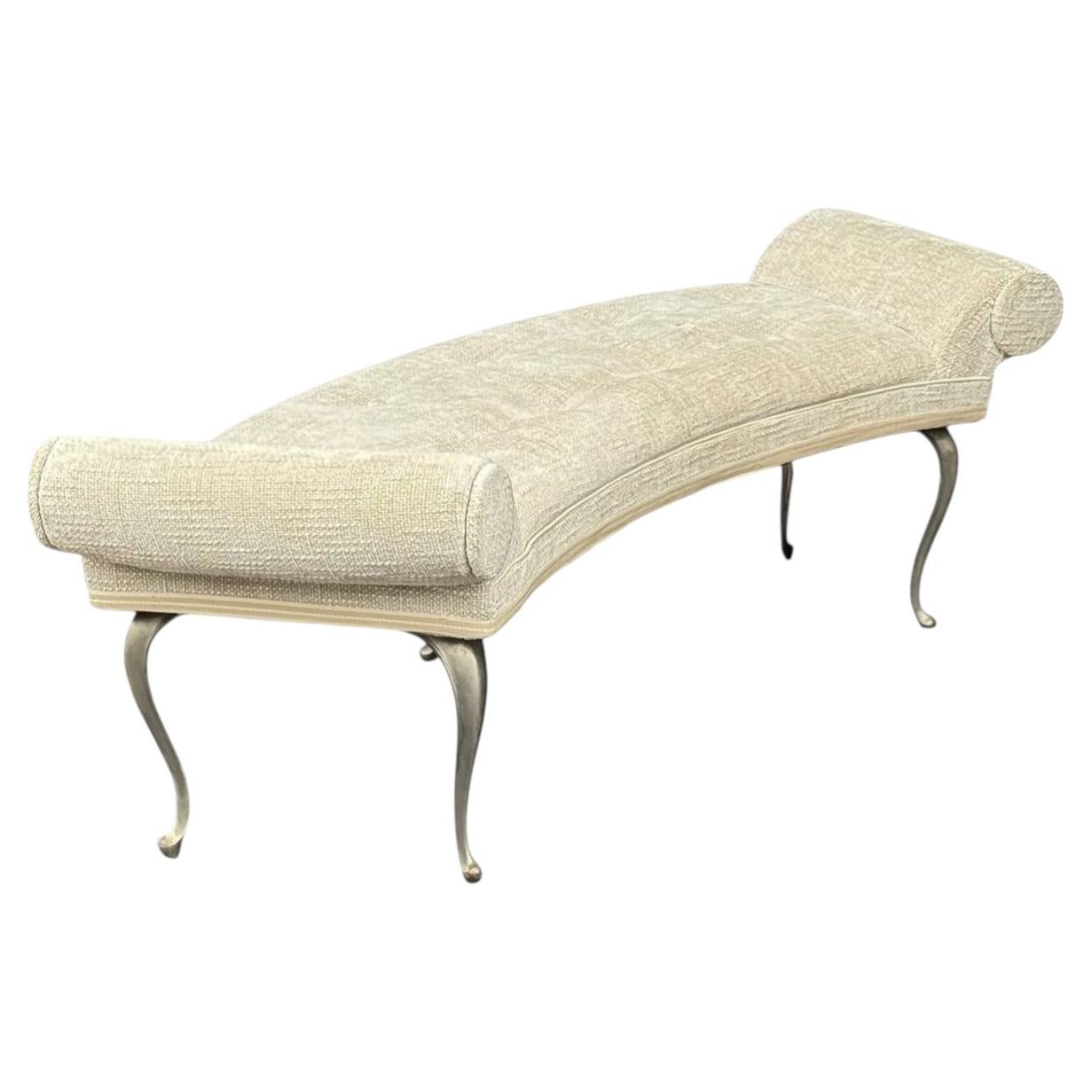 Long banc incurvé de style Hollywood Regency vintage, avec pieds argentés et assise rembourrée