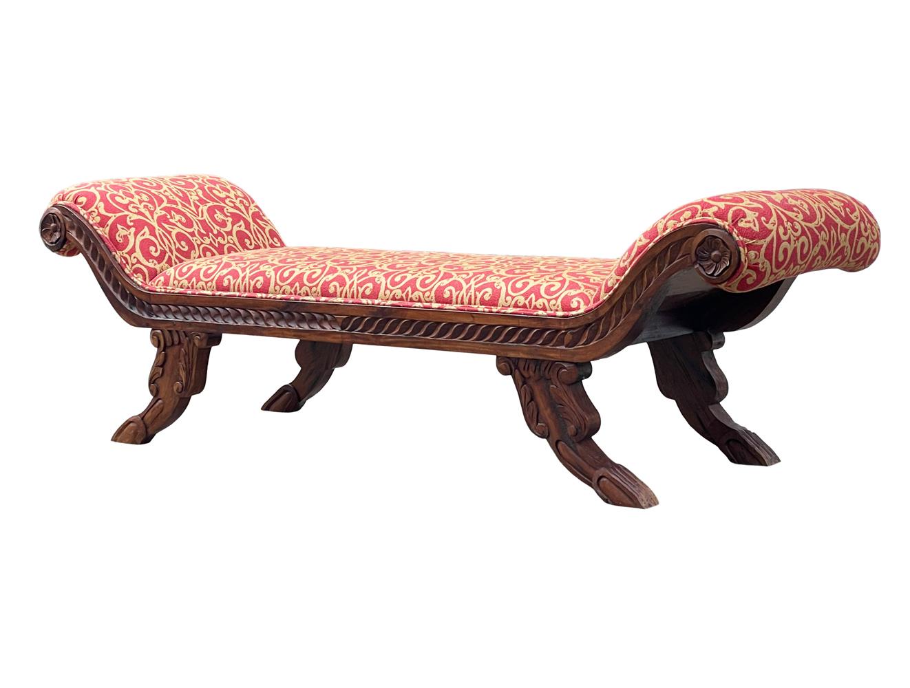 Lange geschnitzte Holzbank im italienischen Vintage-Stil mit gepolstertem Sitz  (Hollywood Regency) im Angebot