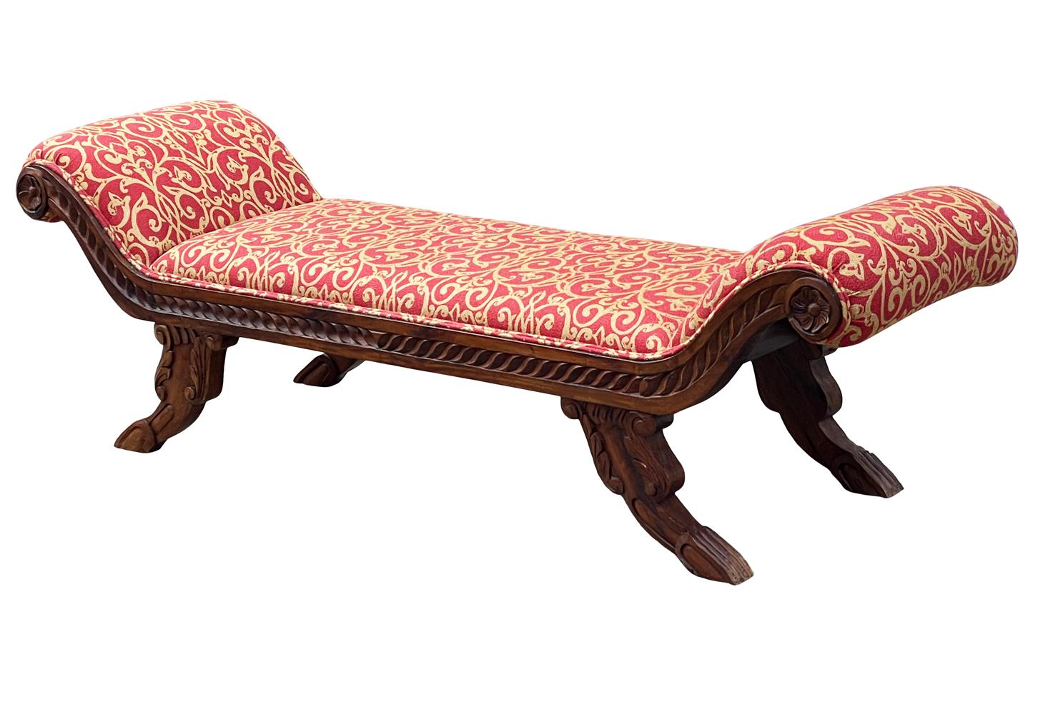 Tissu Banc long en bois sculpté de style italien vintage avec assise tapissée  en vente