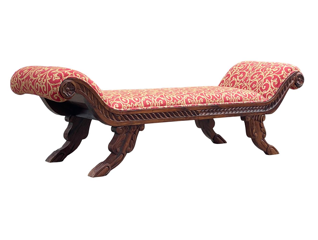 Banc long en bois sculpté de style italien vintage avec assise tapissée  en vente 1