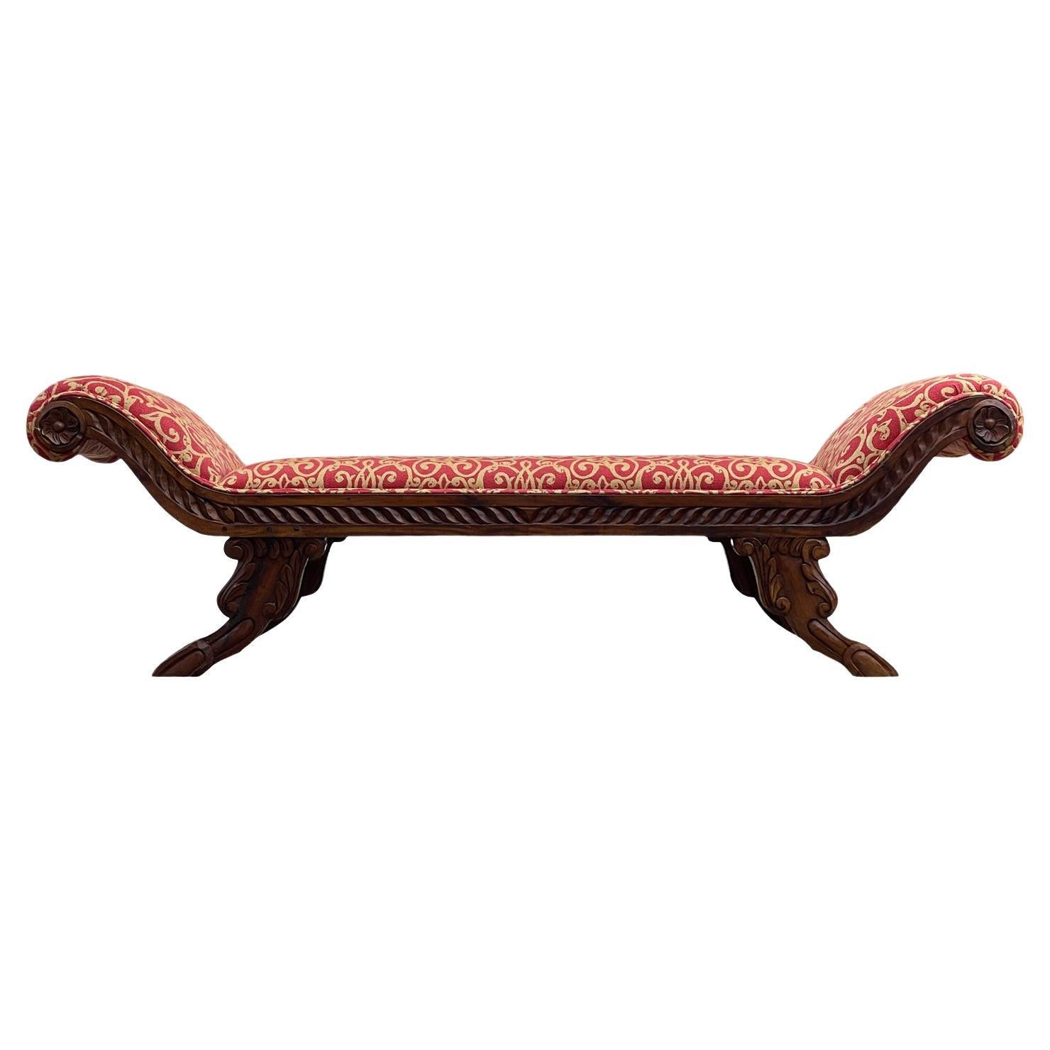 Banc long en bois sculpté de style italien vintage avec assise tapissée 