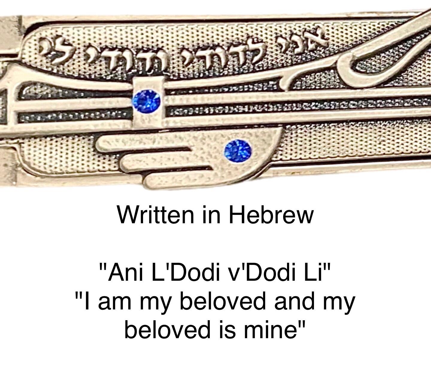 Lange Vintage Modernist Art Deco Nouveau Design Zinn jüdische Braut Hochzeit Geschenk Aharon Bezalel inspiriert Mezuzah Israel

Sehr seltene, lange und schlanke, modernistische, mit blauen Steinen verzierte Hochzeits-Mesusah aus Zinn.

Diese Mezuzah