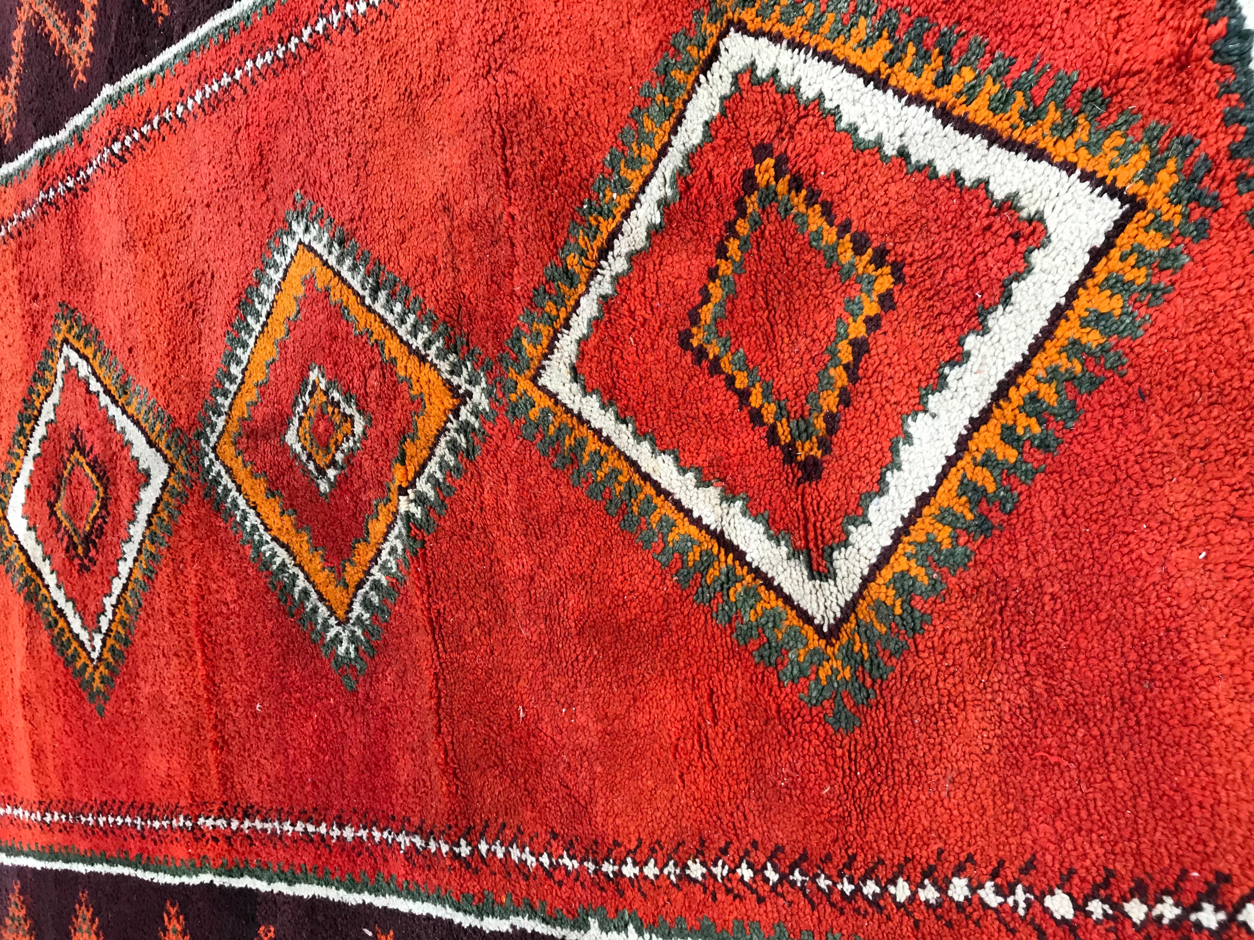 Très beau et original chemin de table marocain vintage avec une belle couleur rouge et un design tribal géométrique, première moitié du 20ème siècle, entièrement noué à la main avec du velours de laine sur une base de laine.
 

✨✨✨
