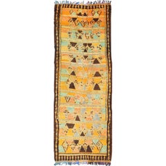 Long tapis de couloir marocain vintage avec motif tribal en orange, marron, bleu et vert