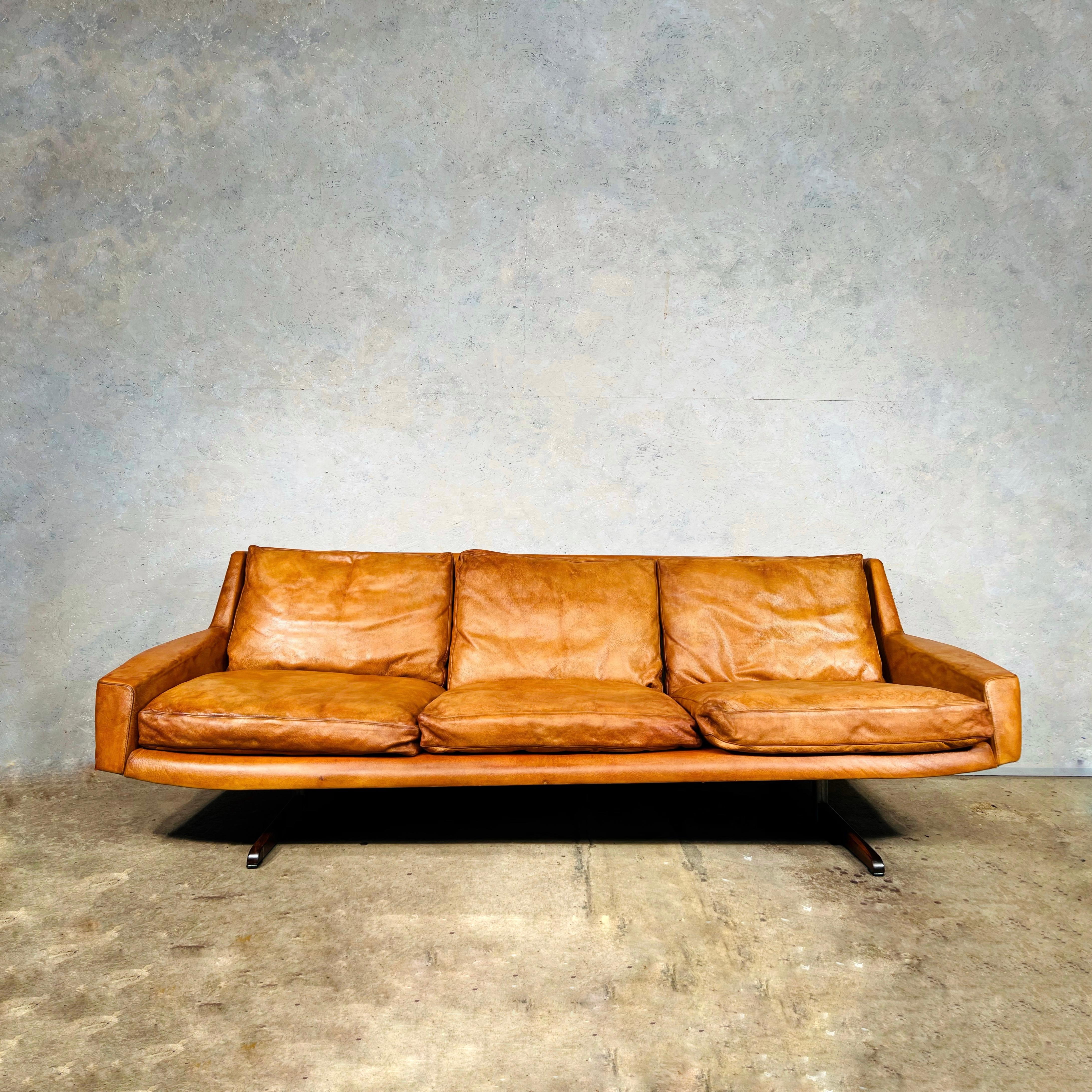 Very Stylish leather sofa designed by Frederik Kayser for Vatne Møbler Norway 1960.

Seriously cool sofa featured in the James Bond movie “You Only Live Twice” with Sean Connery.

A great Design, beautiful lines, sitting on solid Brazilian