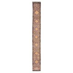 Long tapis de couloir vintage turc Kars étroit avec motif tribal