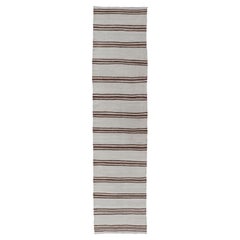 Long Vintage Türkischer natürlicher Kelim mit Streifen in Elfenbein, Taupe und Braun