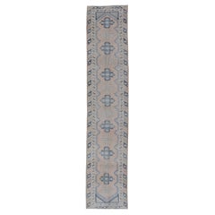 Türkischer Oushak-Läufer im Vintage-Stil in verschiedenen Blau-, Taupe-, Lachs- und Cremefarben