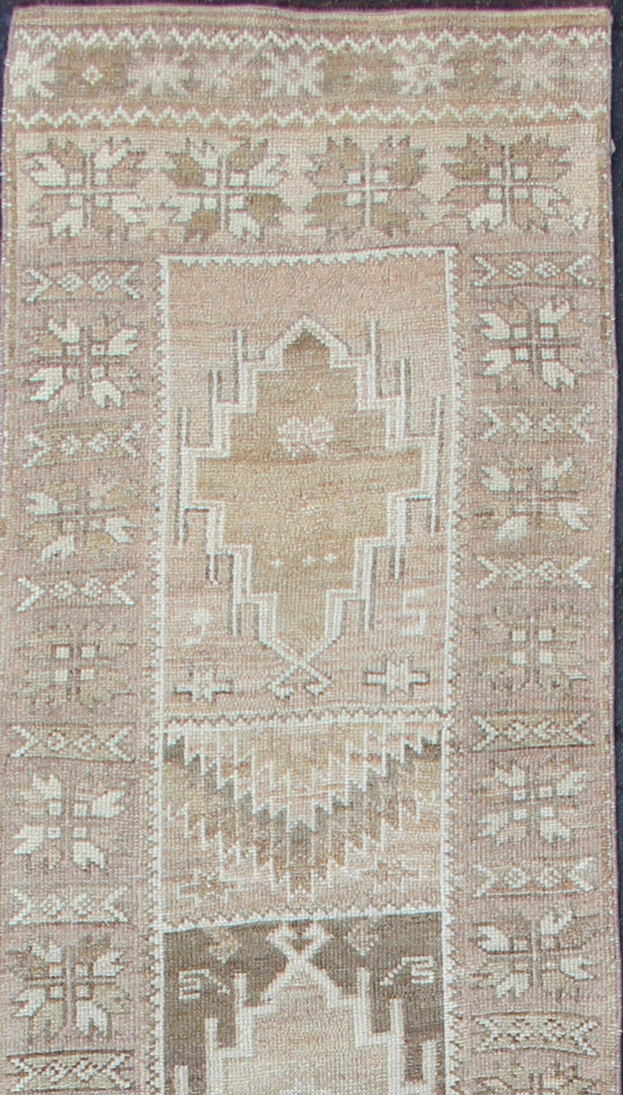Vintage Oushak carpet with multi-medallion design in cream, taupe, light brown and earth tones, rug EN-179084, country of origin / type: Turkey / Oushak, circa 1950

This vintage Oushak carpet from mid-20th century Turkey features a