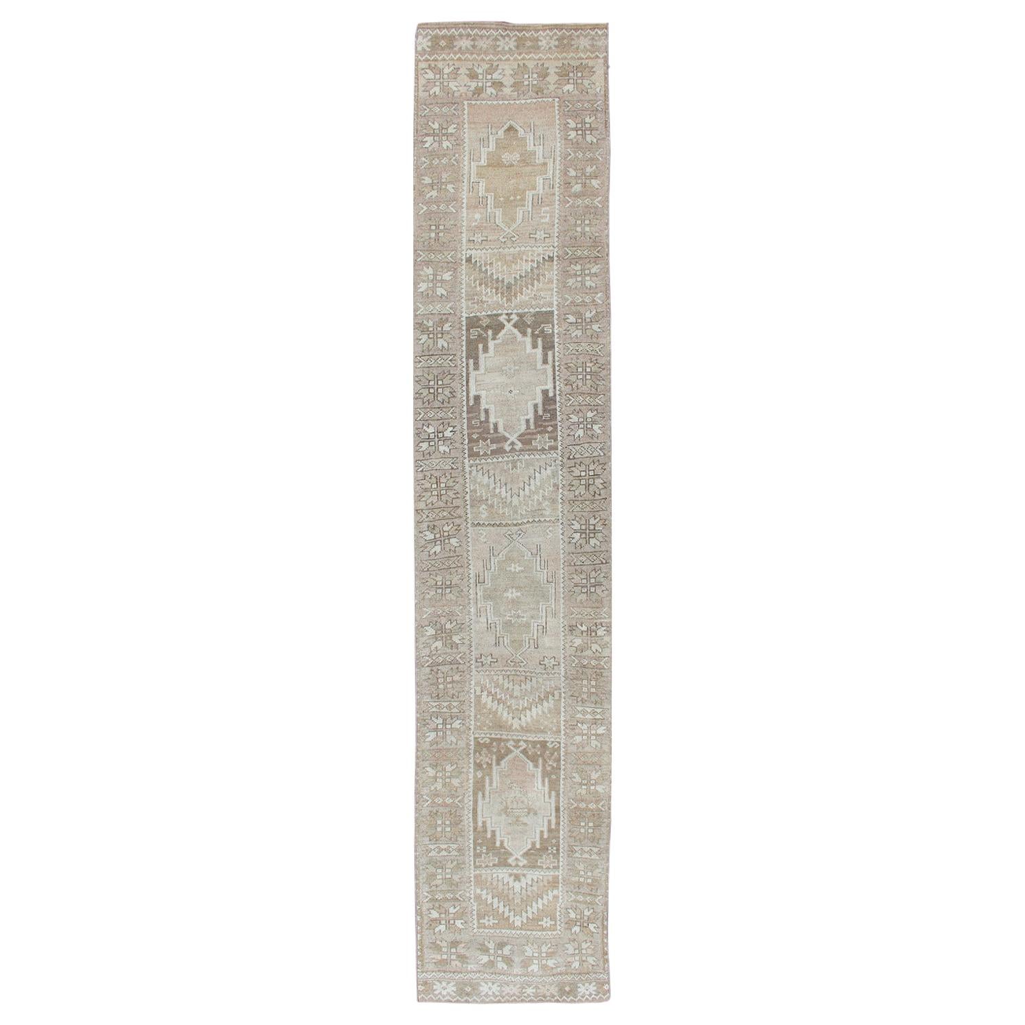 Long tapis de couloir turc vintage Oushak avec médaillons dans les tons terreux