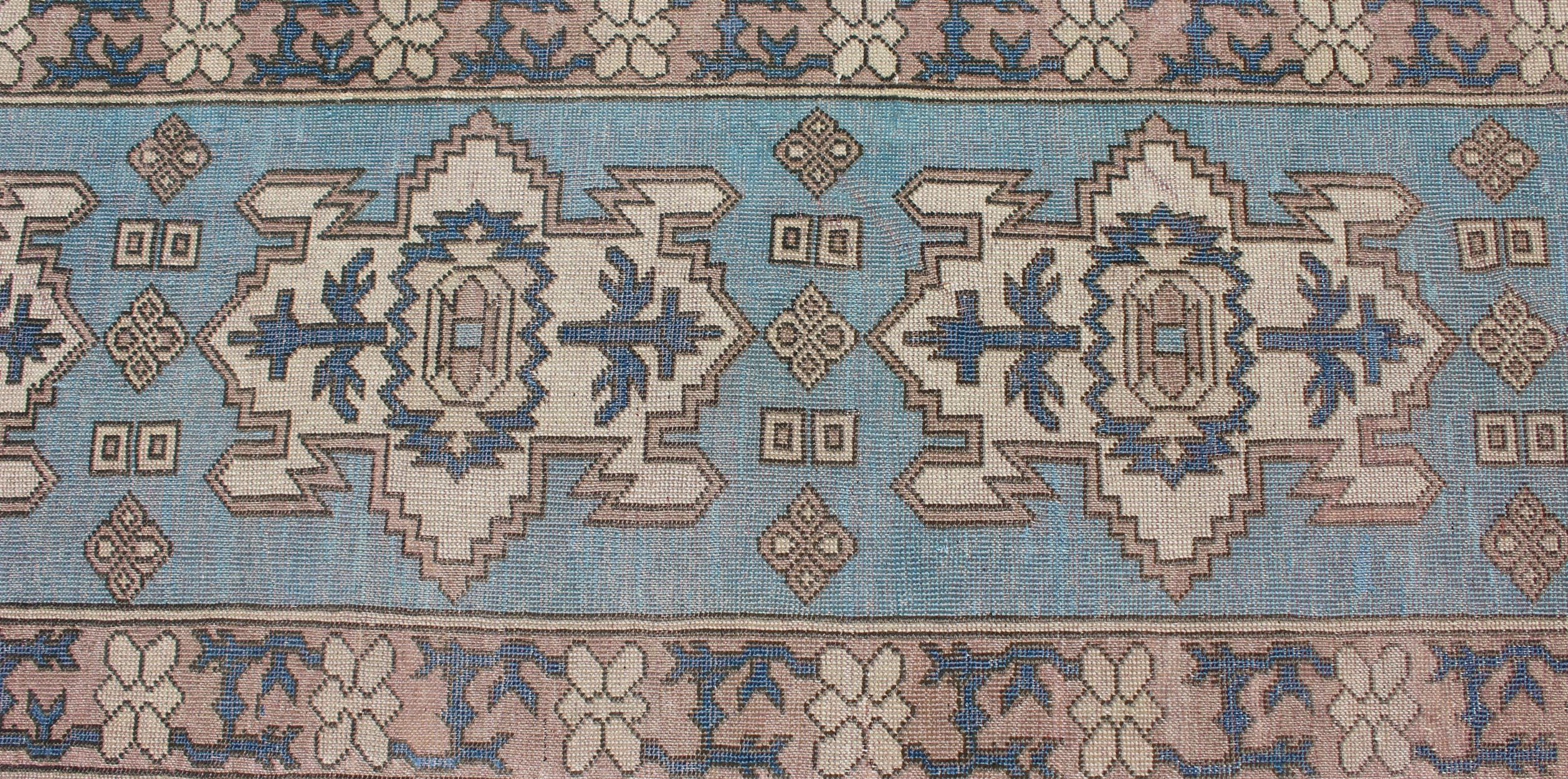 Metà XX secolo Runner turco lungo e vintage con design geometrico in azzurro e grigio. in vendita