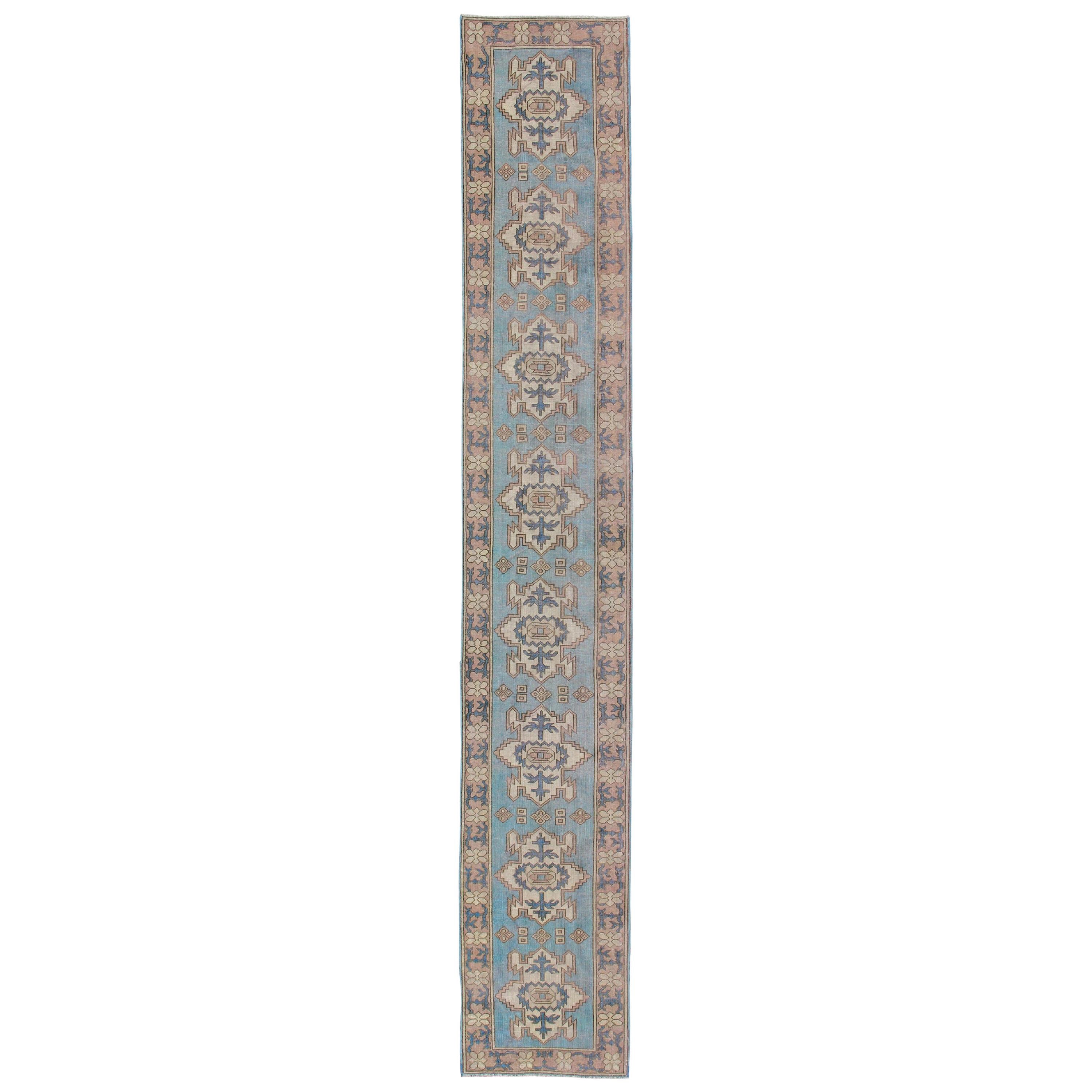 Long tapis de couloir turc vintage à motif géométrique en bleu clair et taupe