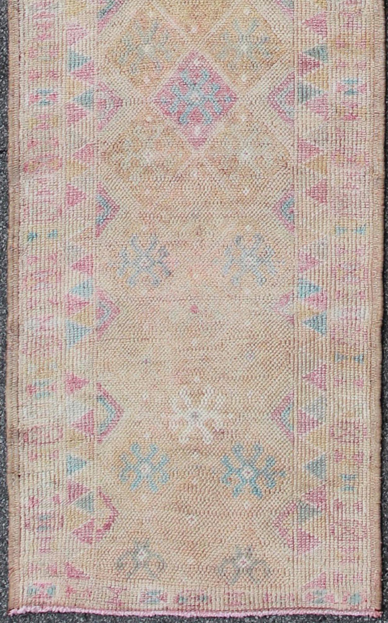 Lungo runner turco Oushak dal design geometrico in tan, verde acqua, viola chiaro e oro. Keivan Woven Arts / tappeto en-165355, paese d'origine/tipo: Turchia / Oushak, circa 1940

Questo bellissimo runner Oushak vintage, proveniente dalla Turchia