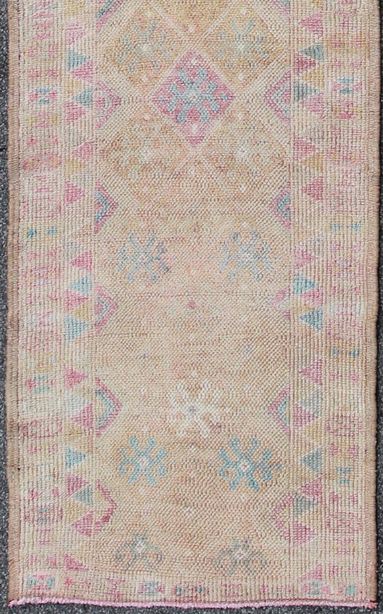 Langer geometrischer Läufer aus türkischem Oushak in Nude, Teal, Hellviolett und Gold, Teppich en-165355, Herkunftsland / Typ: Türkei / Oushak, um 1940

Dieser schöne alte Oushak-Läufer aus der Türkei der 1940er Jahre weist ein klassisches