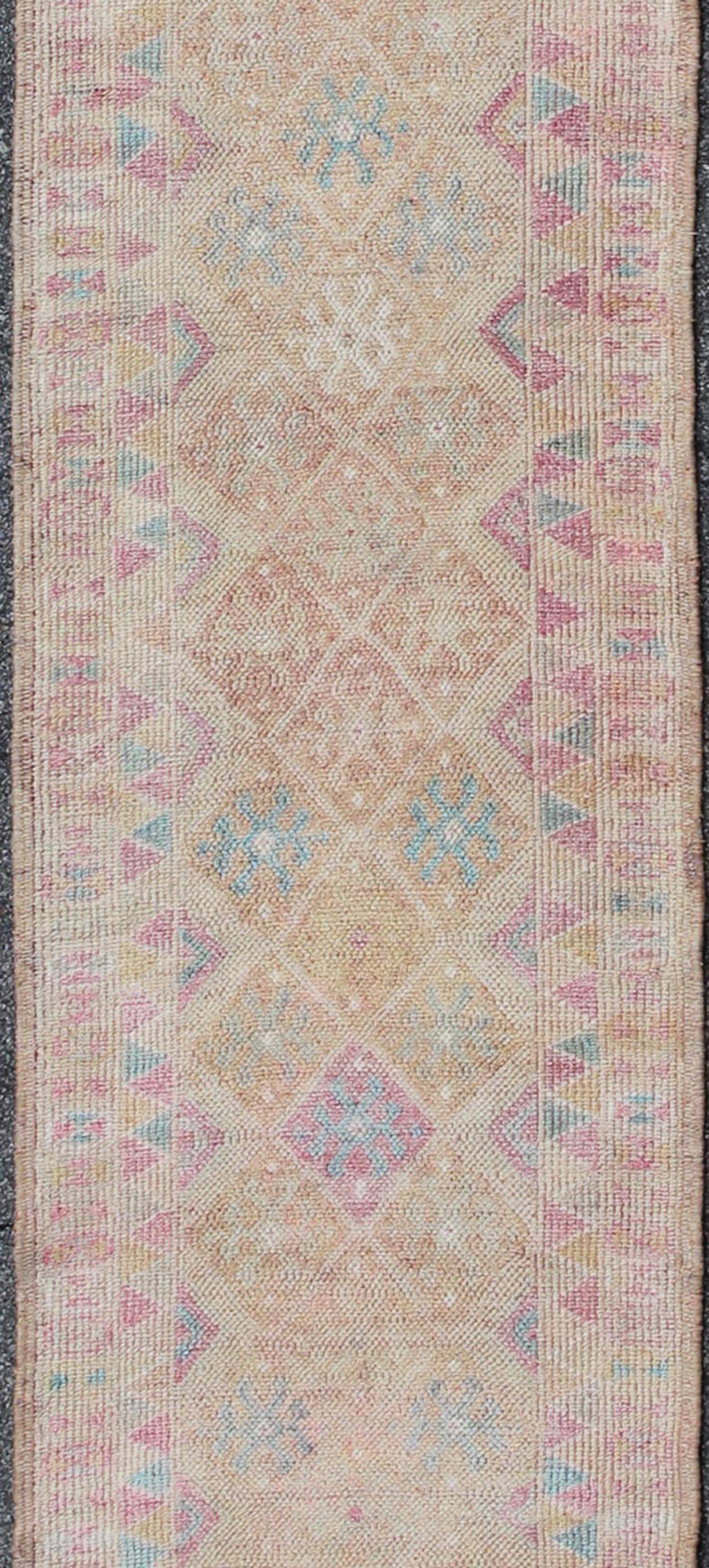 Oushak Runner turco lungo e vintage con disegno geometrico in viola chiaro e oro in vendita