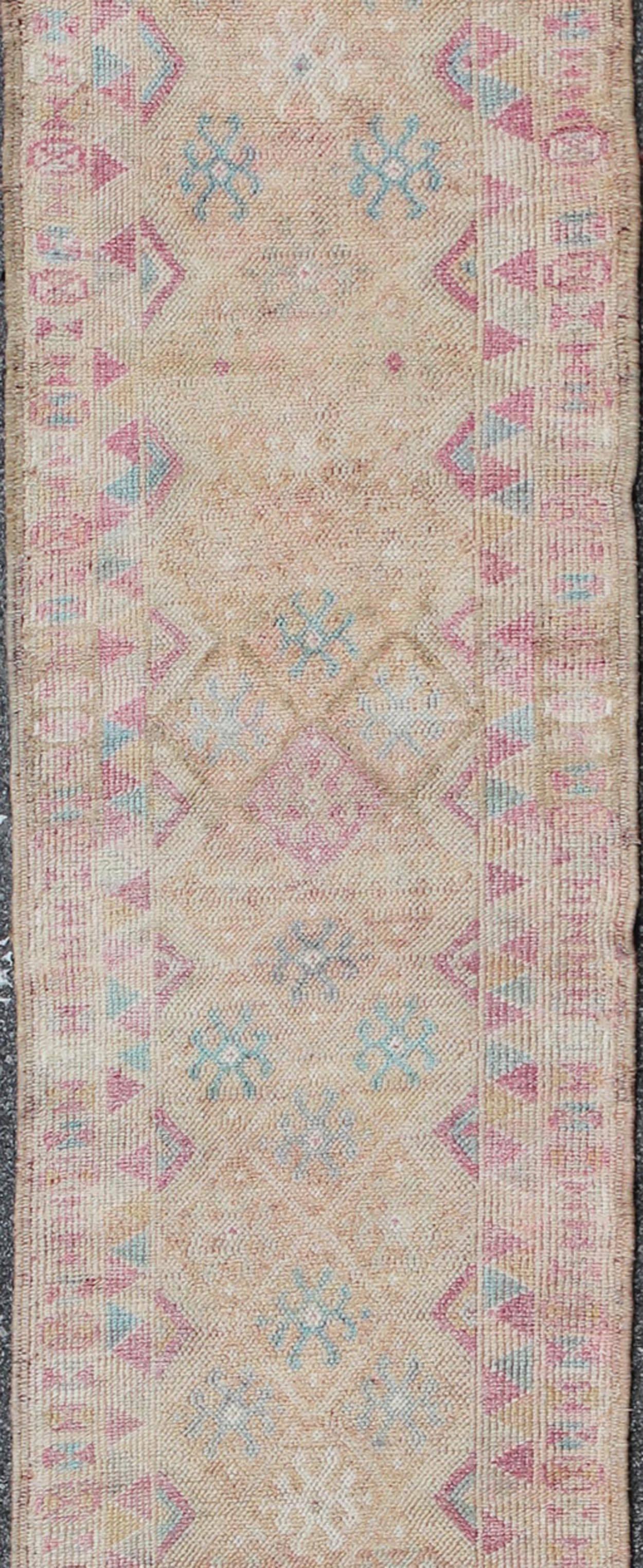 Turco Runner turco lungo e vintage con disegno geometrico in viola chiaro e oro in vendita