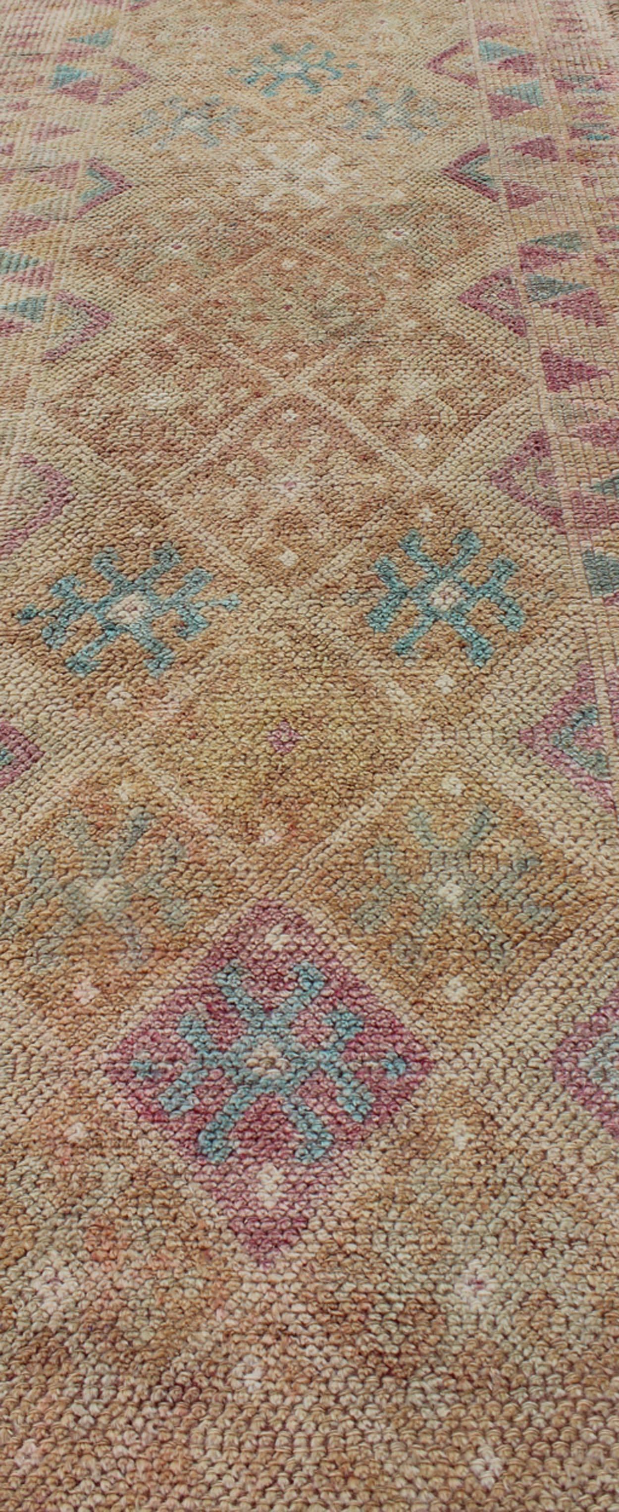 Annodato a mano Runner turco lungo e vintage con disegno geometrico in viola chiaro e oro in vendita