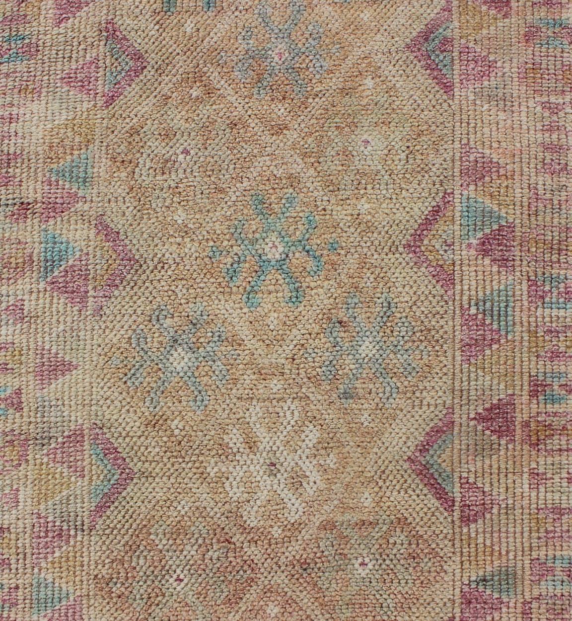 Runner turco lungo e vintage con disegno geometrico in viola chiaro e oro In condizioni ottime in vendita a Atlanta, GA
