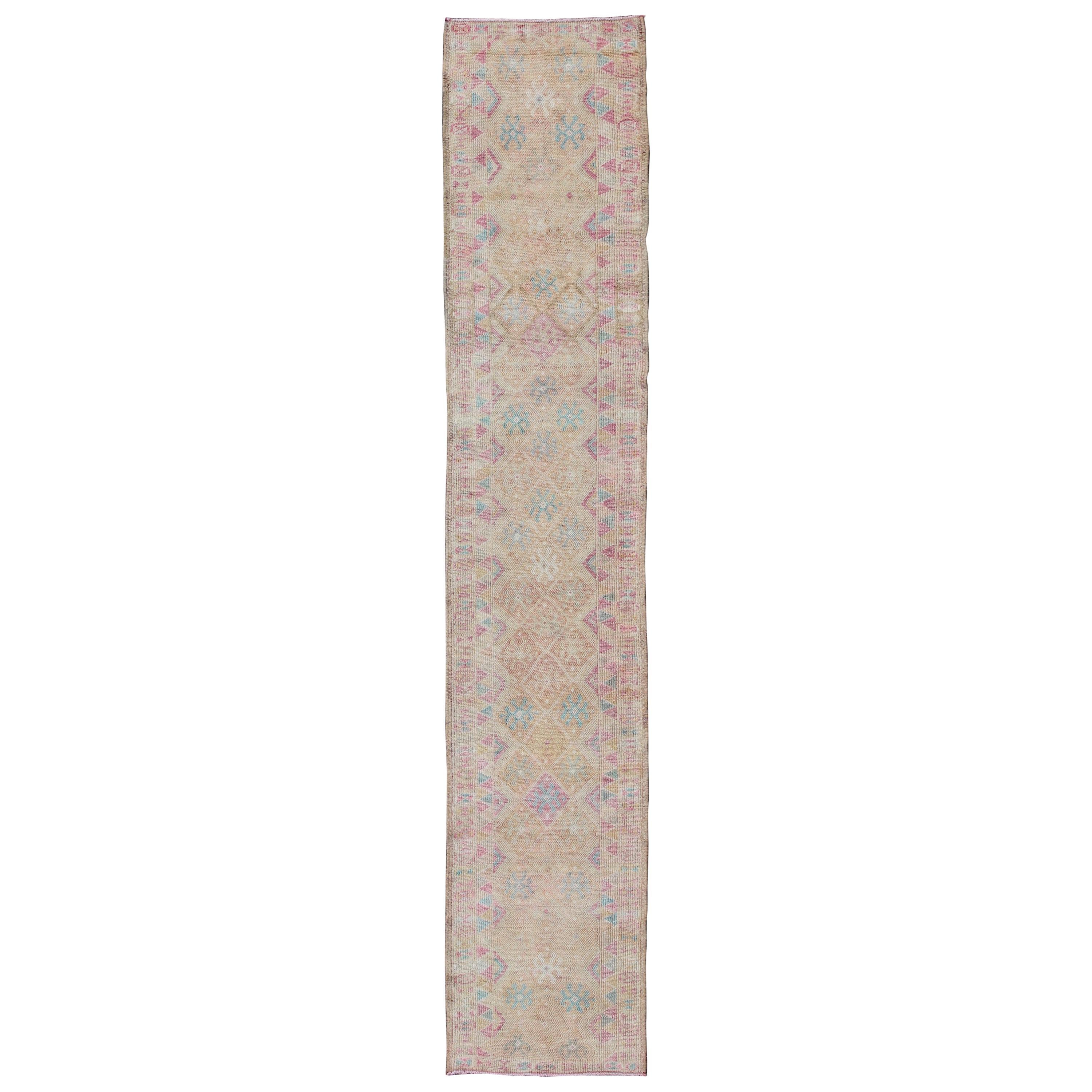 Runner turco lungo e vintage con disegno geometrico in viola chiaro e oro
