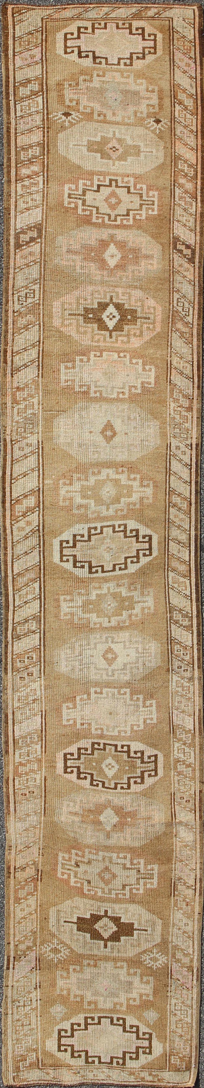 Laine Long tapis de couloir turc vintage avec médaillons empilés taupe, crème et marron en vente