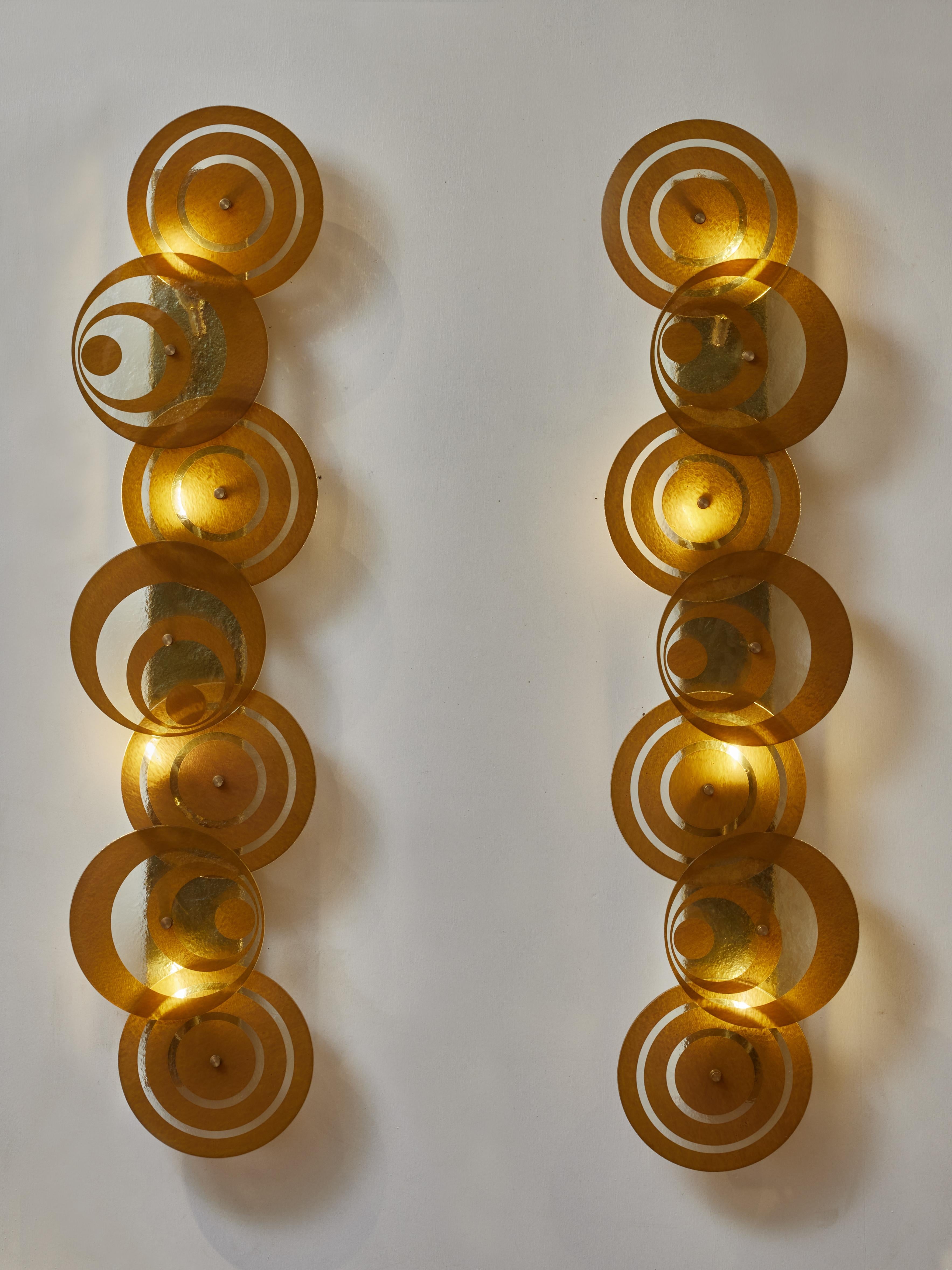 Pair of sconces in Murano glass and brass.
Creation by Studio Glustin.
Italy, 2023.
