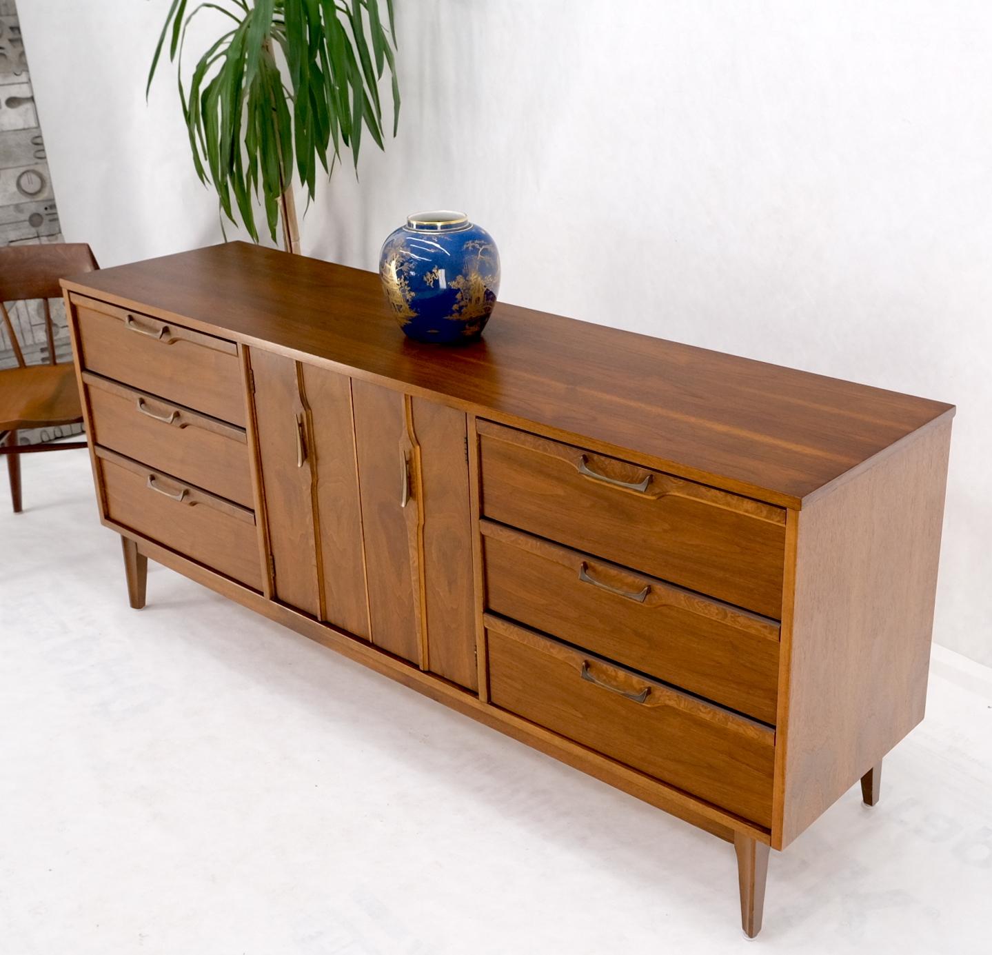 Comò lungo in noce a 9 cassetti e due ante in stile Mid-Century Modern Credenza con accenti di radica in vendita 5
