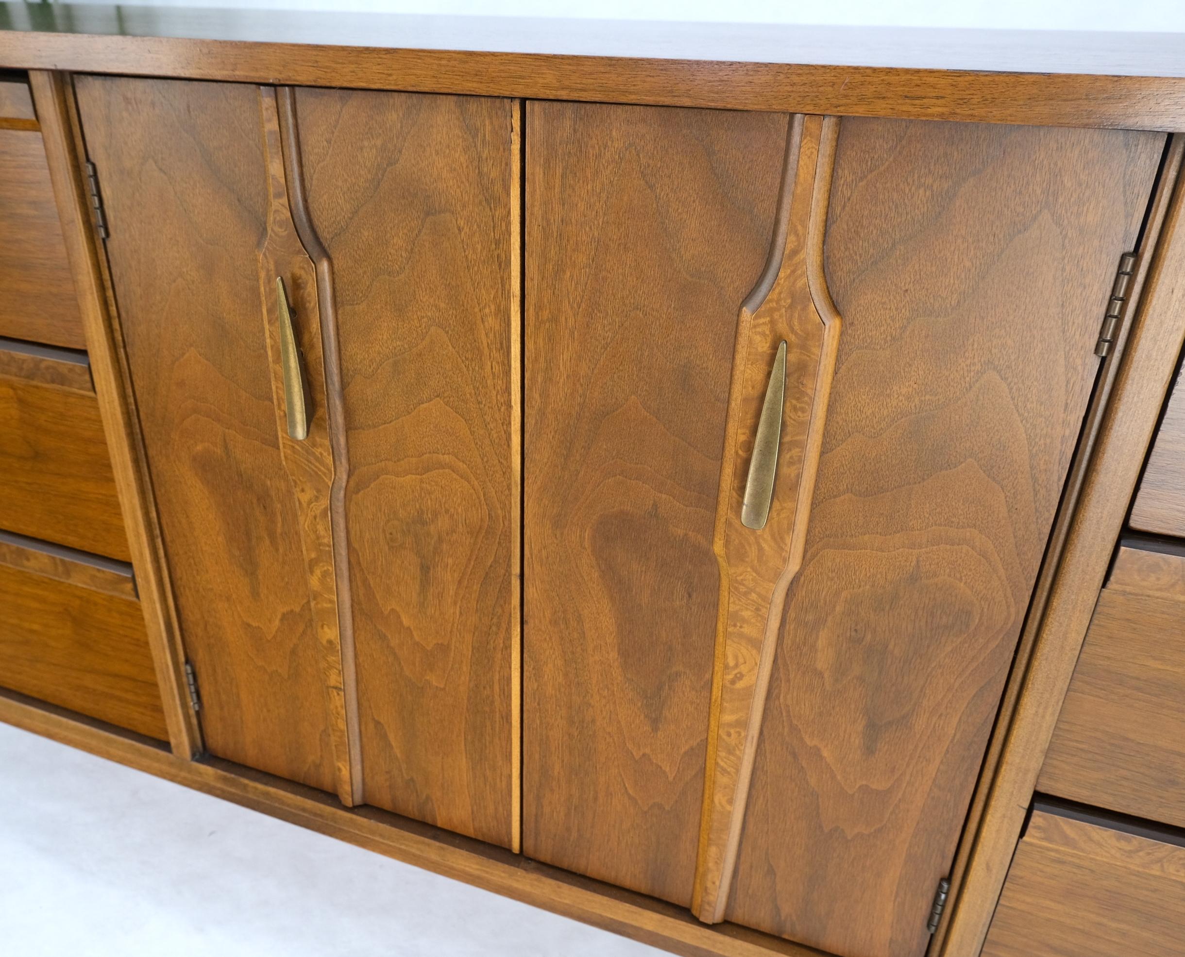 Americano Comò lungo in noce a 9 cassetti e due ante in stile Mid-Century Modern Credenza con accenti di radica in vendita